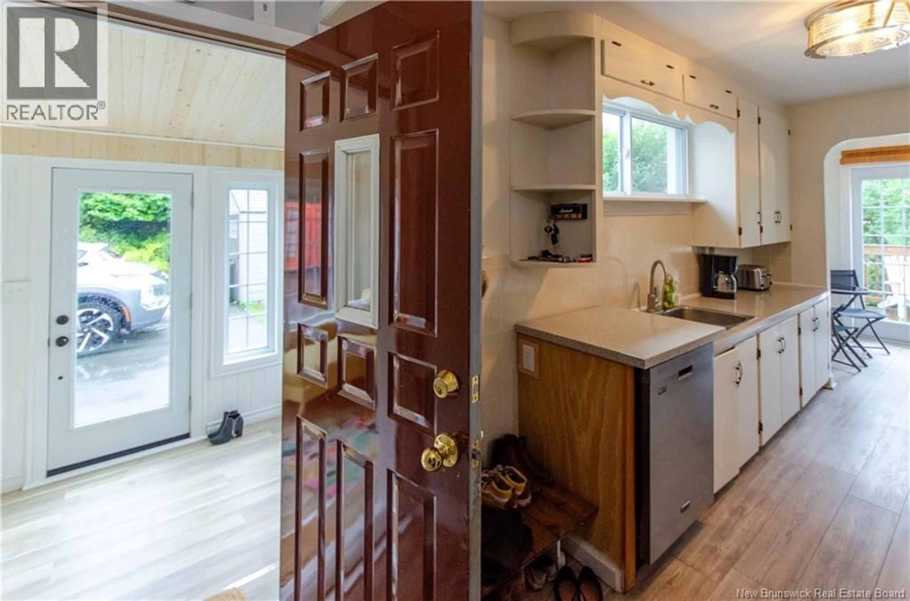 Indoor entryway for 10 ESSEX ST, Saint John New Brunswick E2J4G5
