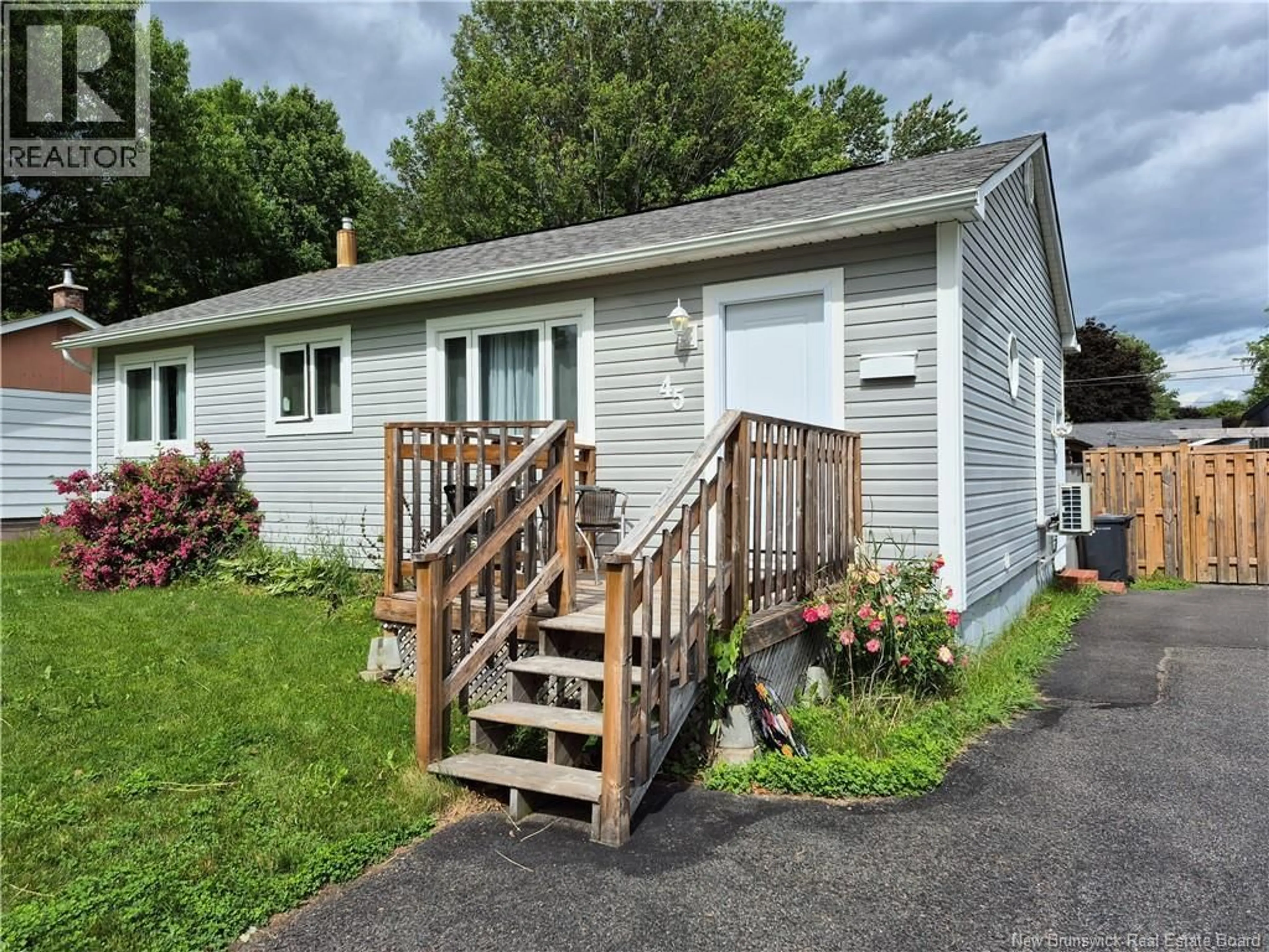 Home with vinyl exterior material, street for 45 CLEARVIEW AVENUE, Nashwaaksis New Brunswick E3A1J9