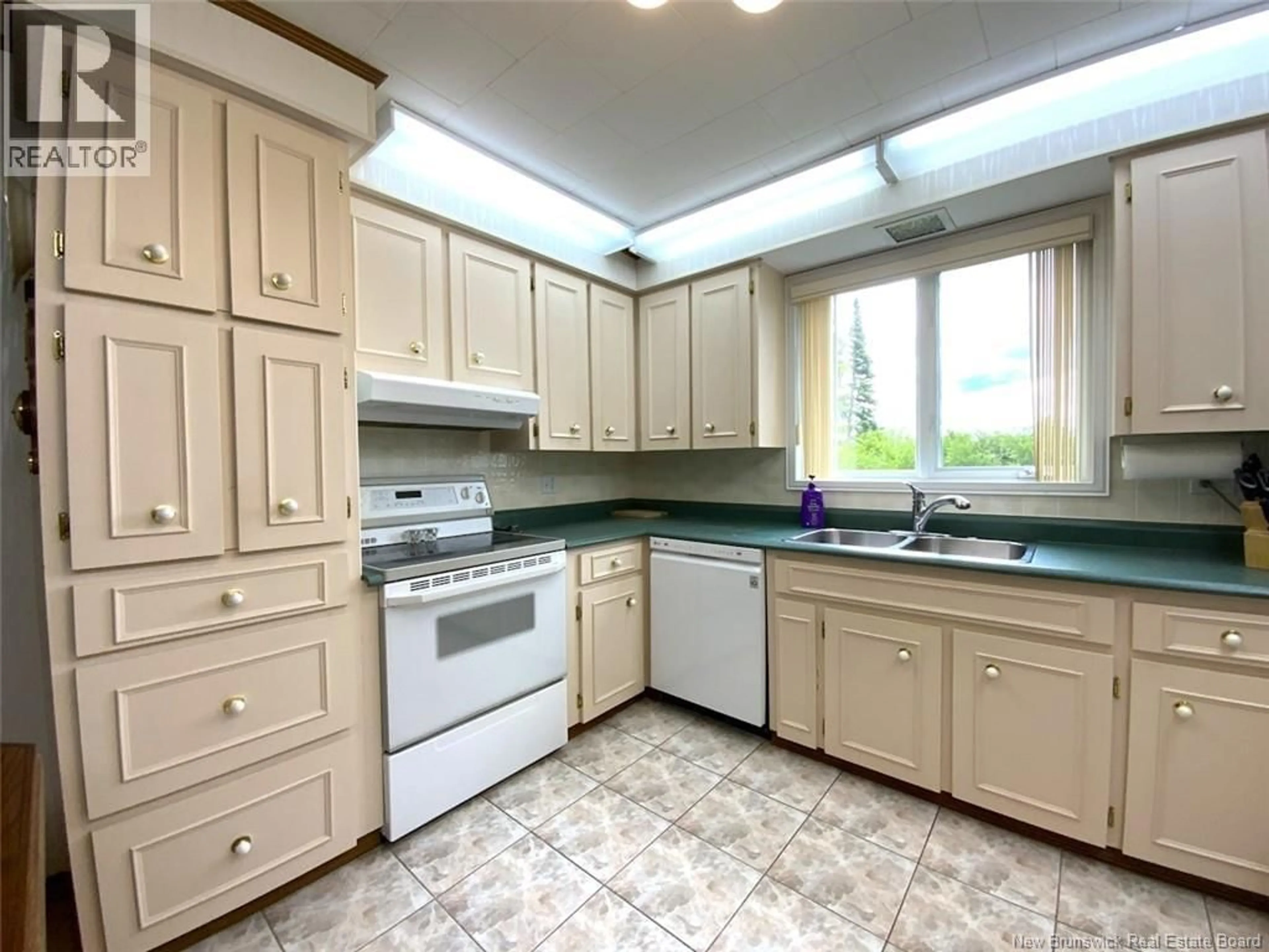Standard kitchen, unknown for 103 J-GASPARD-BOUCHER AVENUE, Edmundston New Brunswick E3V1P8