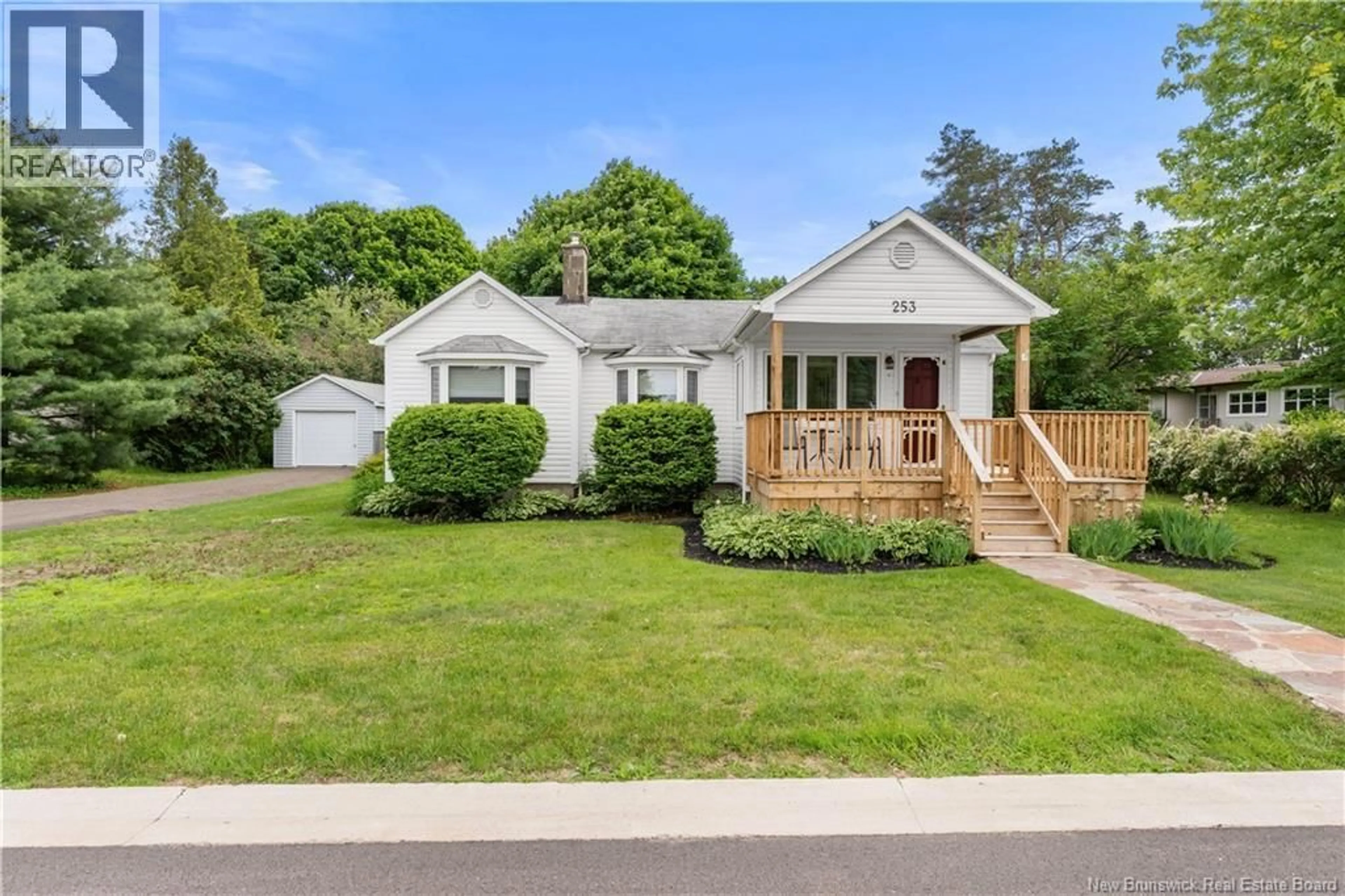 Home with vinyl exterior material, street for 253 ELIZABETH STREET, Shediac New Brunswick E4P1R4