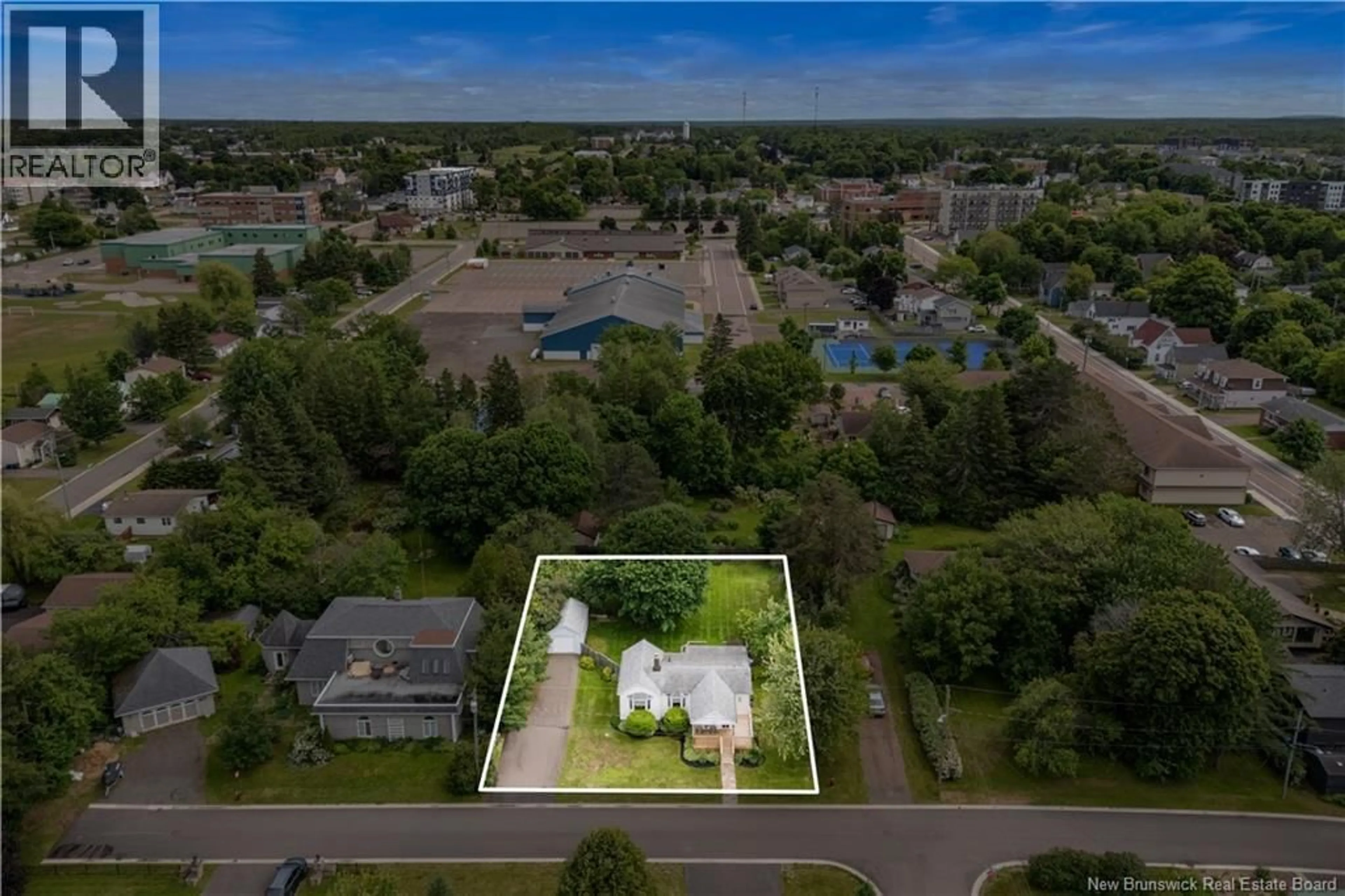 A pic from outside/outdoor area/front of a property/back of a property/a pic from drone, street for 253 ELIZABETH STREET, Shediac New Brunswick E4P1R4