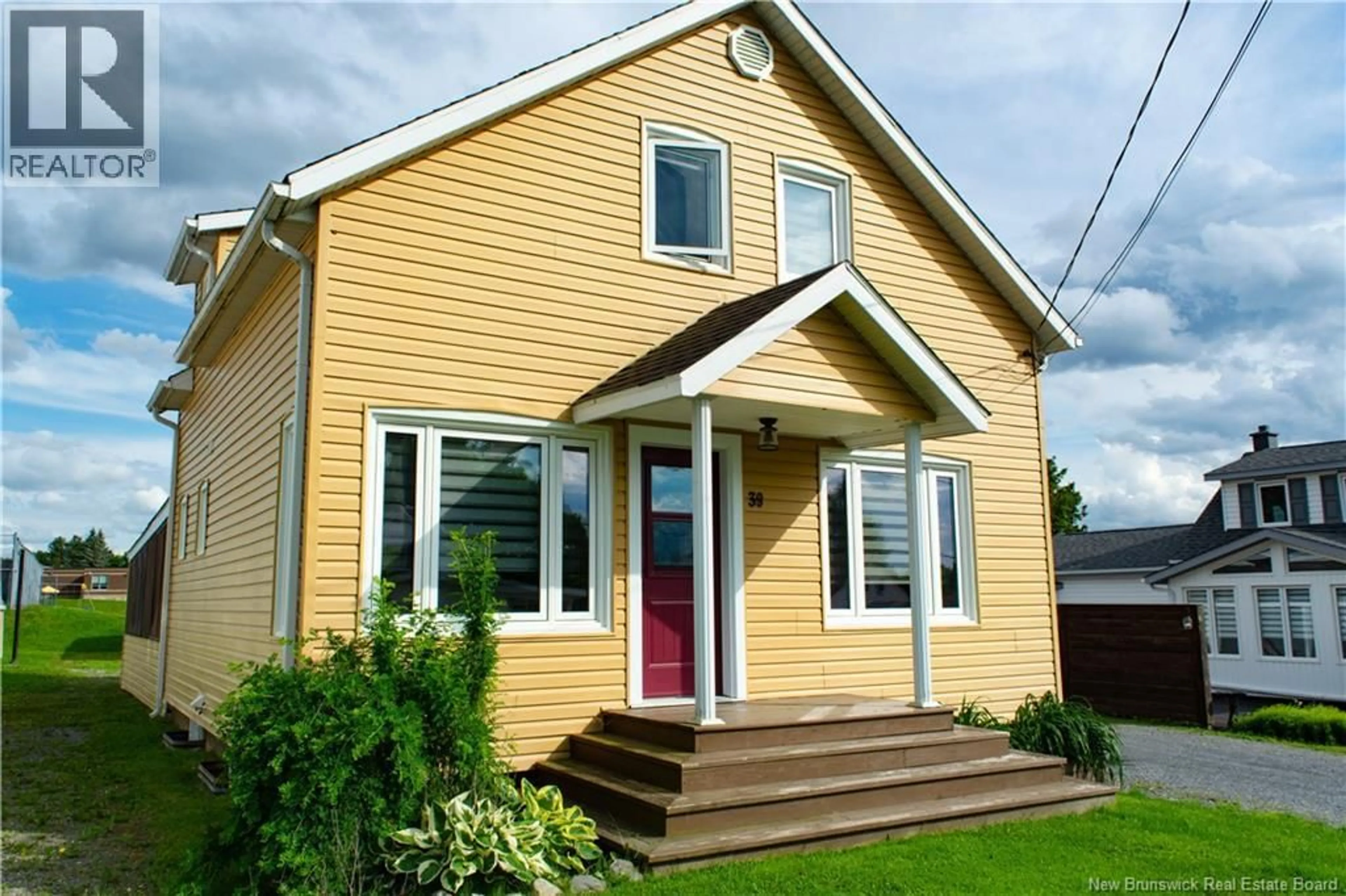 Home with vinyl exterior material, street for 39 RUE ST-ANTOINE RUE, Saint-Léonard New Brunswick E7E1Y9