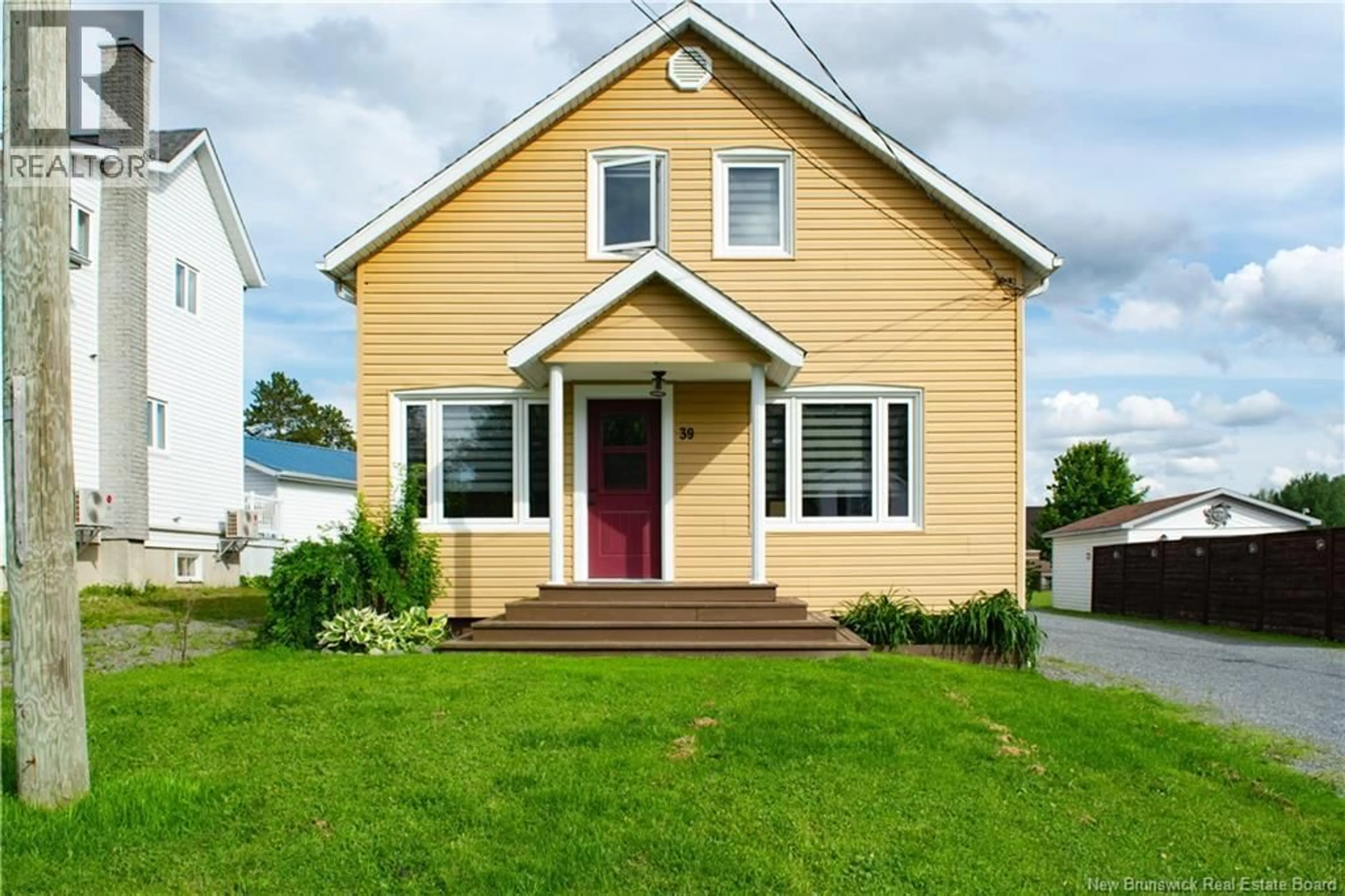 Home with vinyl exterior material, street for 39 RUE ST-ANTOINE RUE, Saint-Léonard New Brunswick E7E1Y9