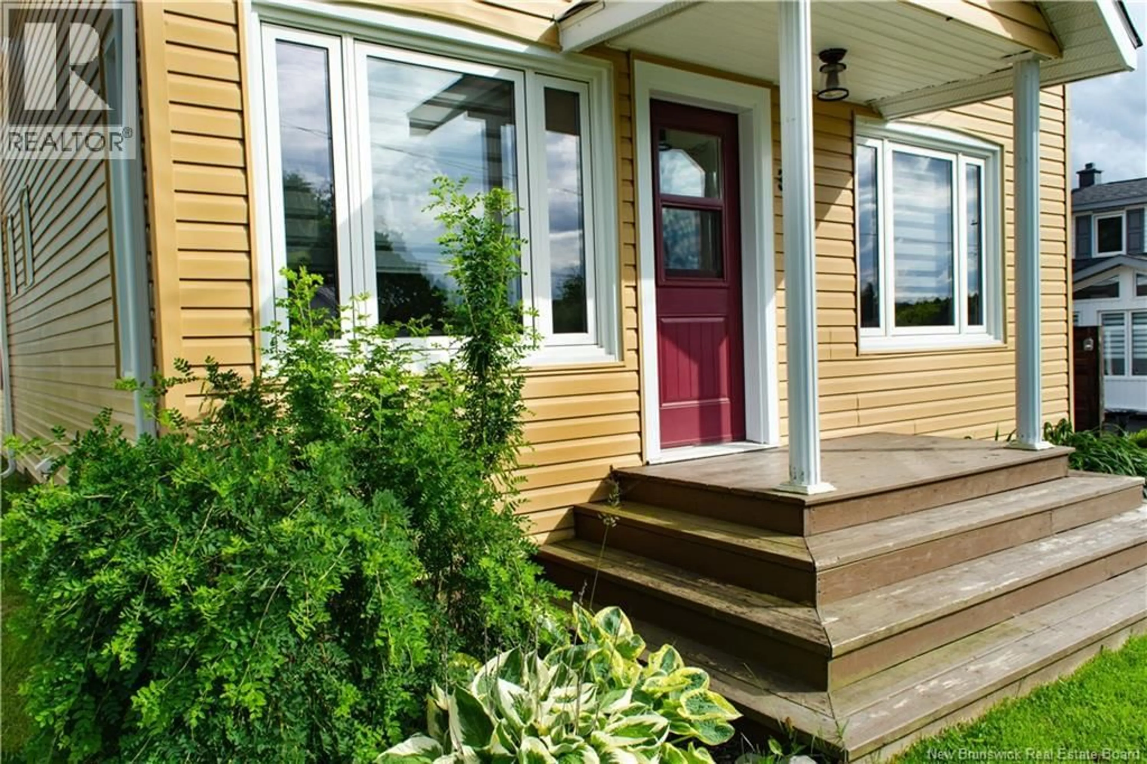 Home with vinyl exterior material, street for 39 RUE ST-ANTOINE RUE, Saint-Léonard New Brunswick E7E1Y9