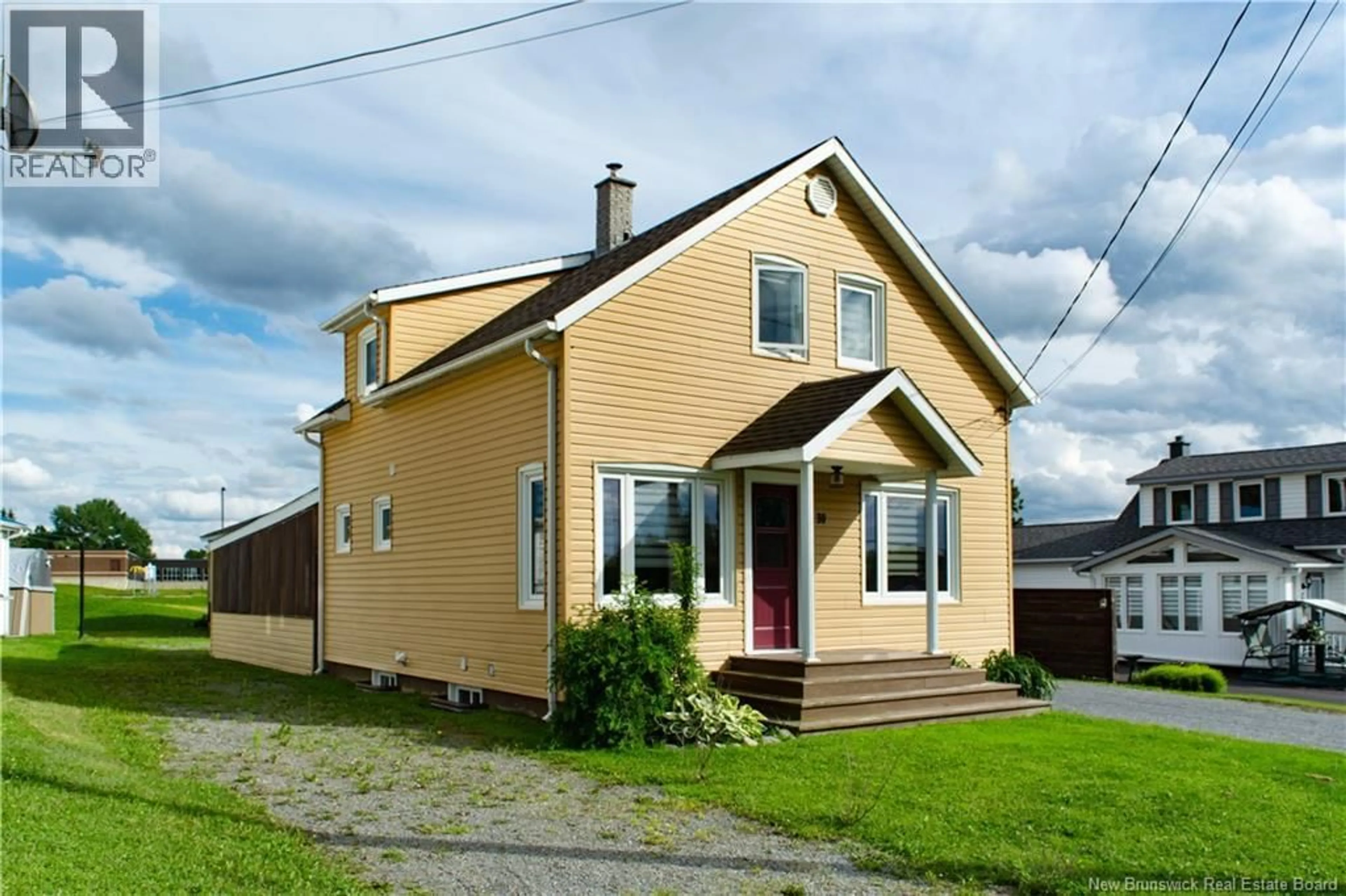 Home with vinyl exterior material, street for 39 RUE ST-ANTOINE RUE, Saint-Léonard New Brunswick E7E1Y9