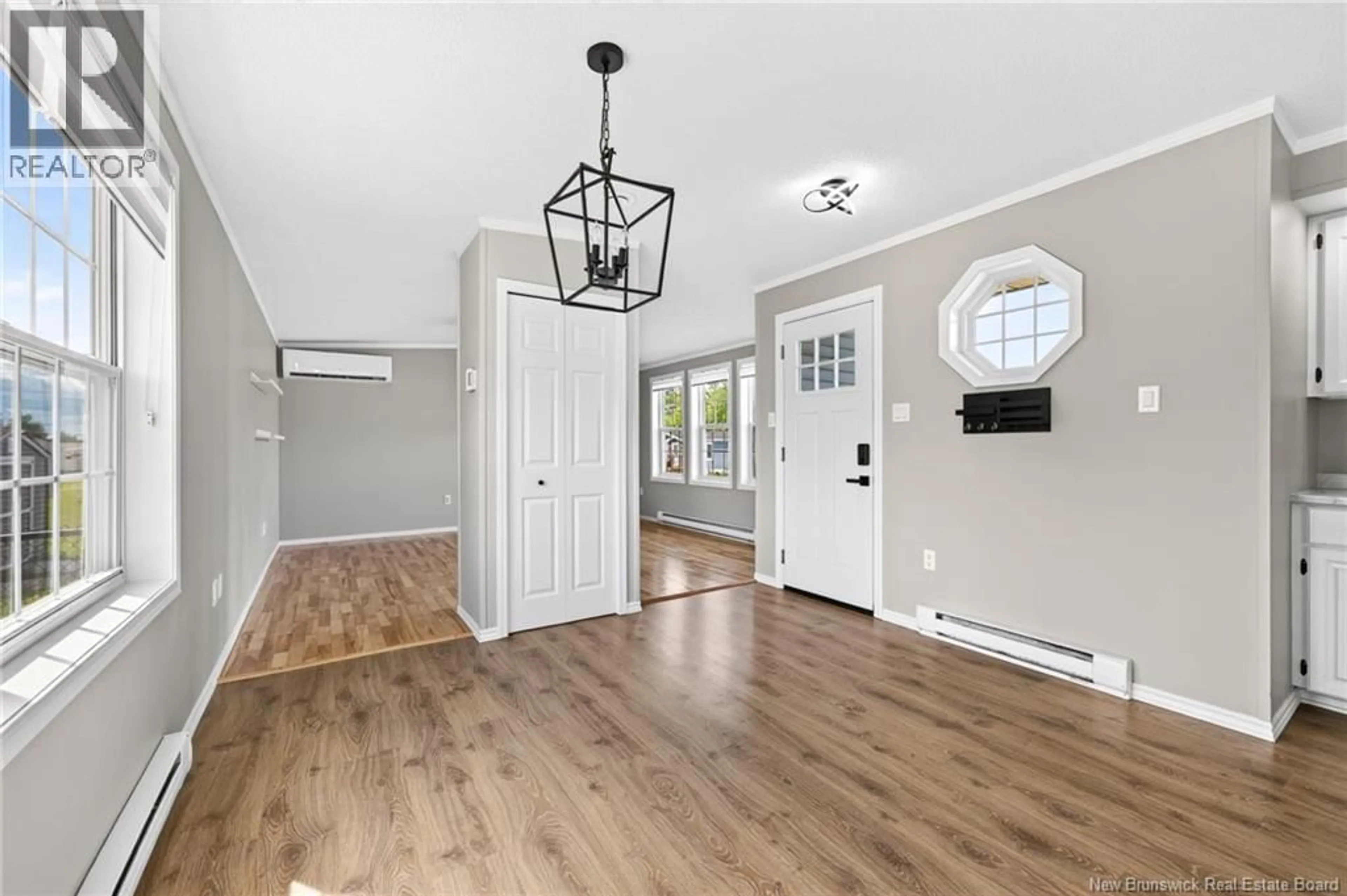 Indoor entryway for 35 RICHIBUCTOU, Dieppe New Brunswick E1A7N1