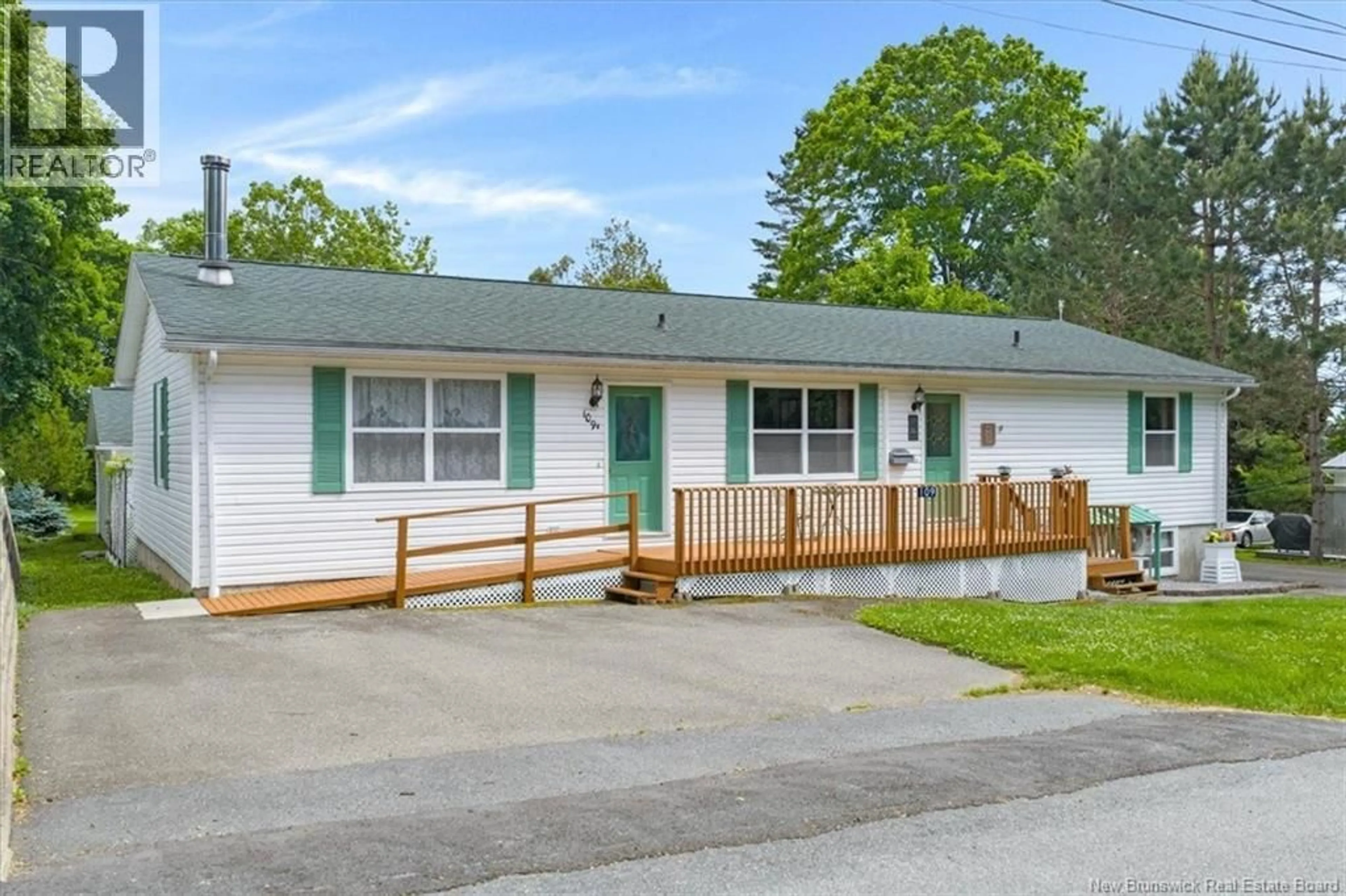 Home with vinyl exterior material, street for 109 MARY STREET, Saint Andrews New Brunswick E5B3T8