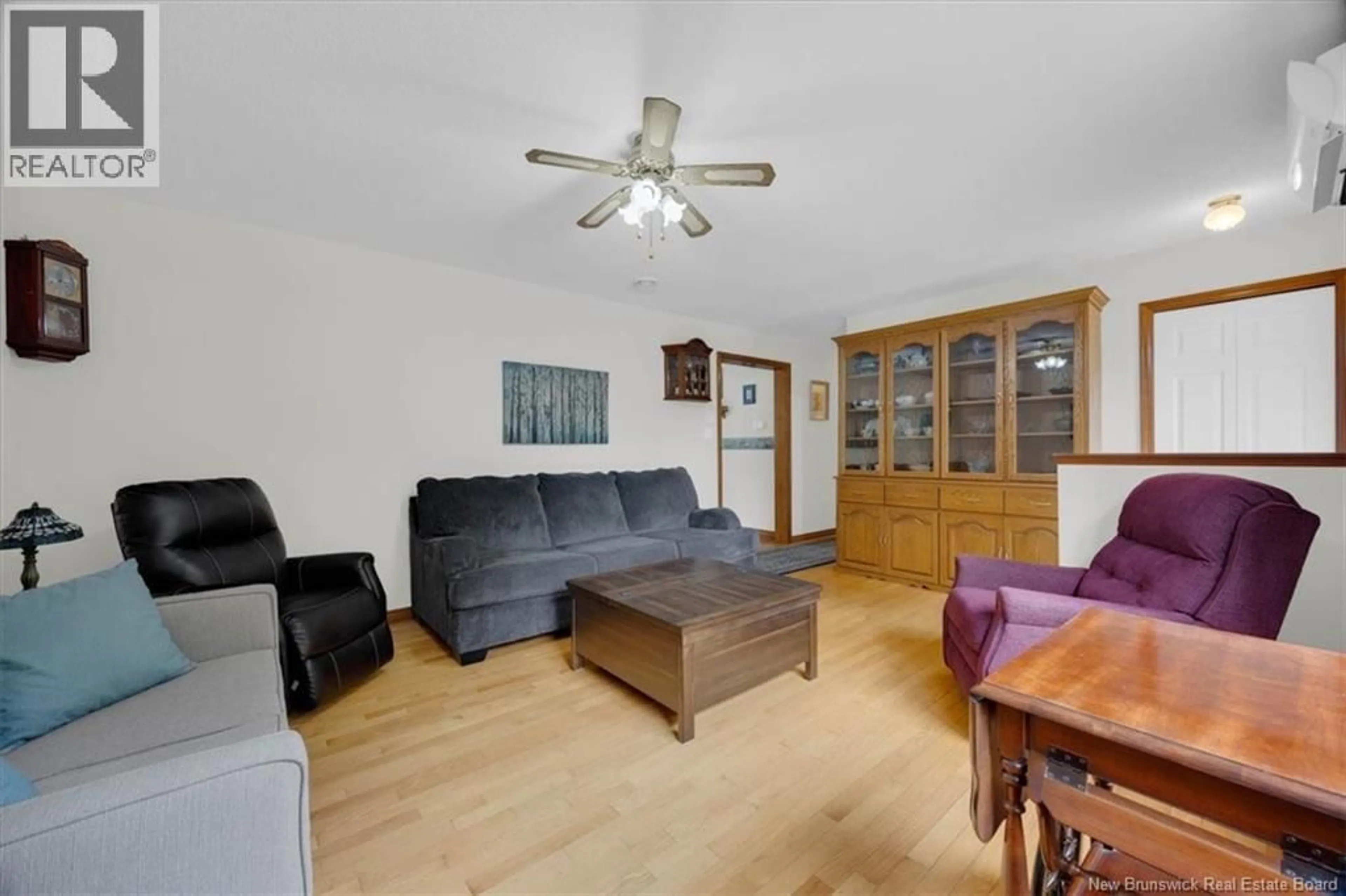 Living room with furniture, wood/laminate floor for 109 MARY STREET, Saint Andrews New Brunswick E5B3T8