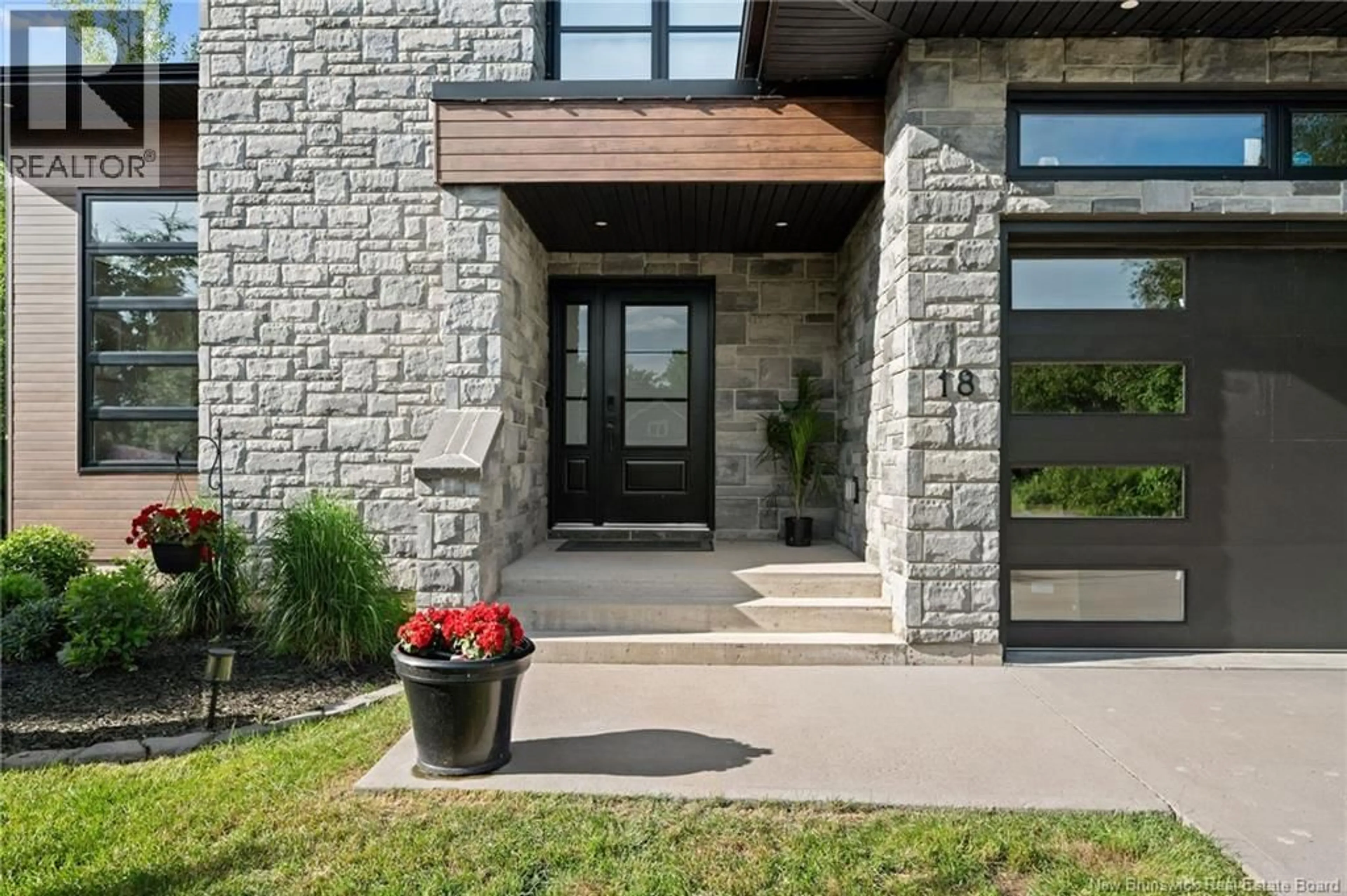 Indoor entryway for 18 LONDON LANE, Irishtown New Brunswick E1H0J1
