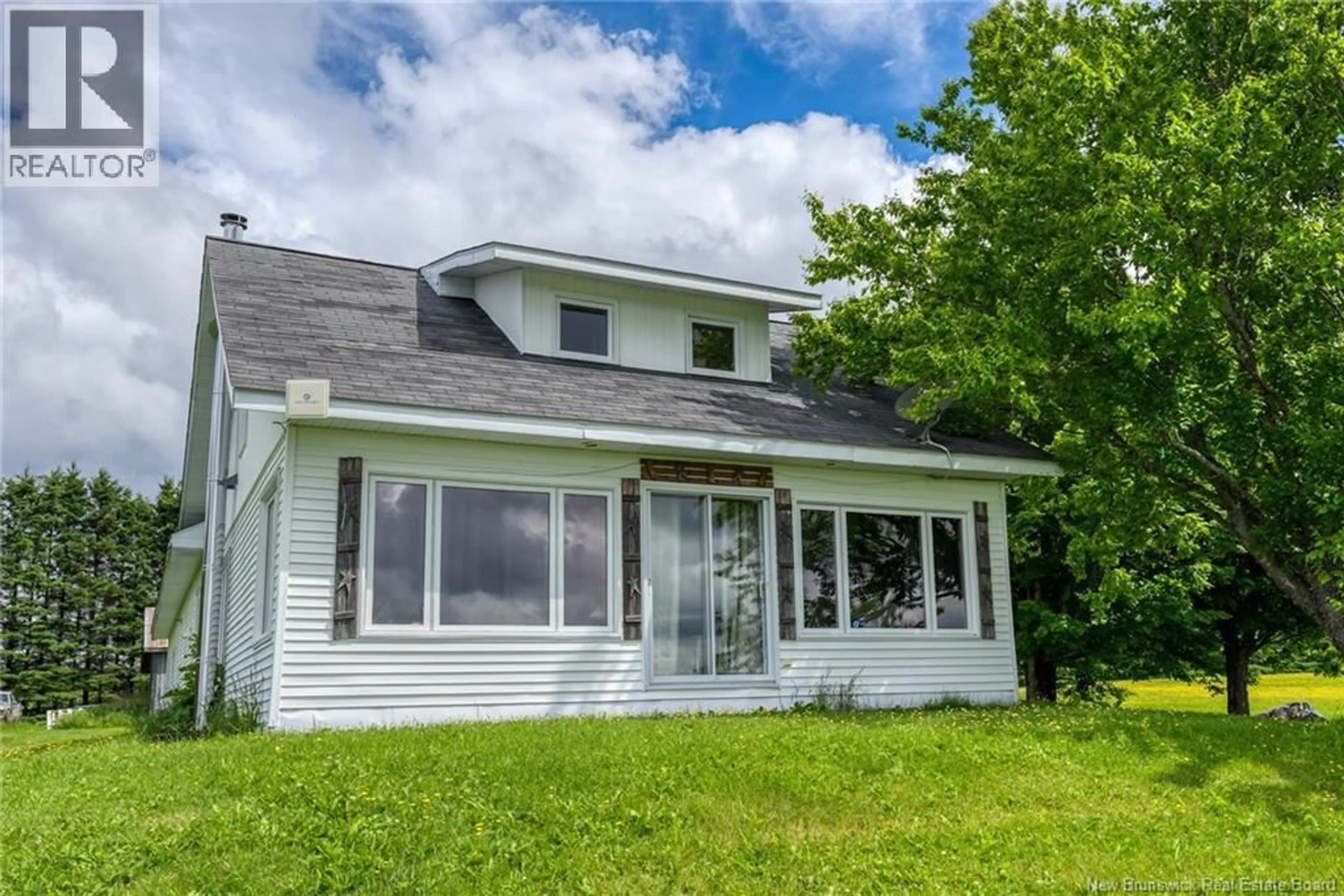 Home with vinyl exterior material, unknown for 9 MAZEROLLE, Saint-André New Brunswick E3Y3C8