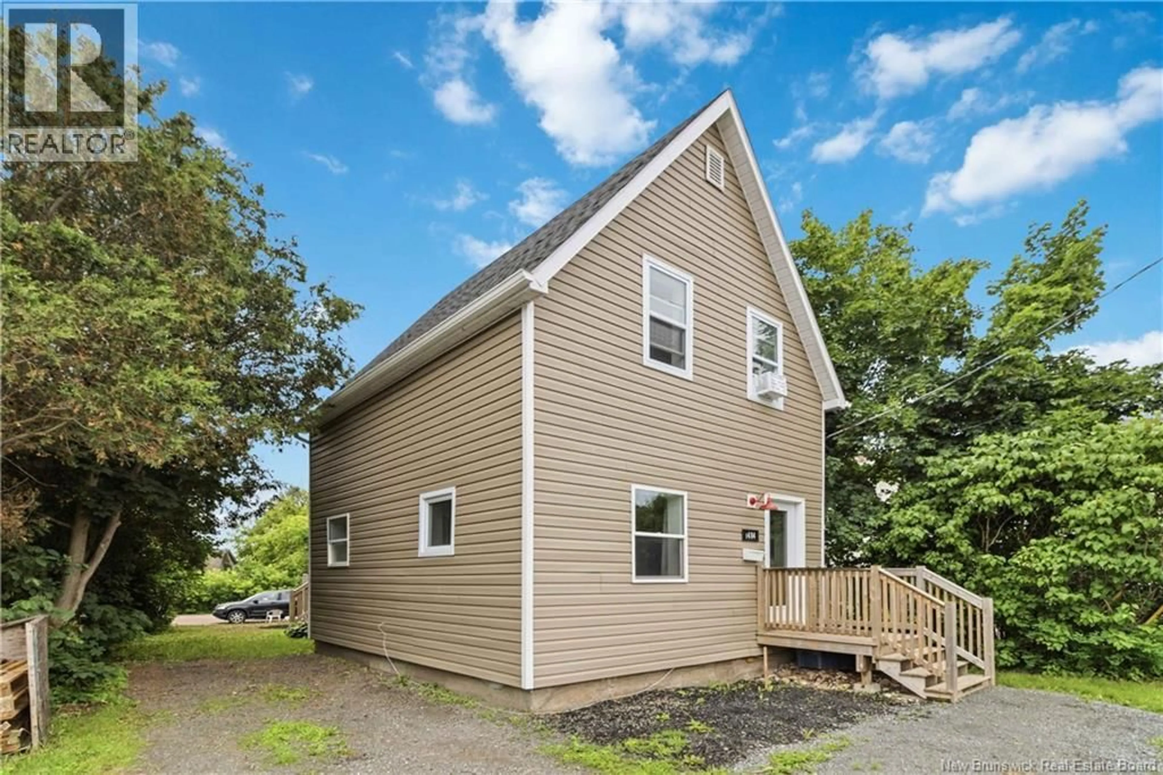 Home with vinyl exterior material, building for 1484 MAIN STREET, Moncton New Brunswick E1E1G3