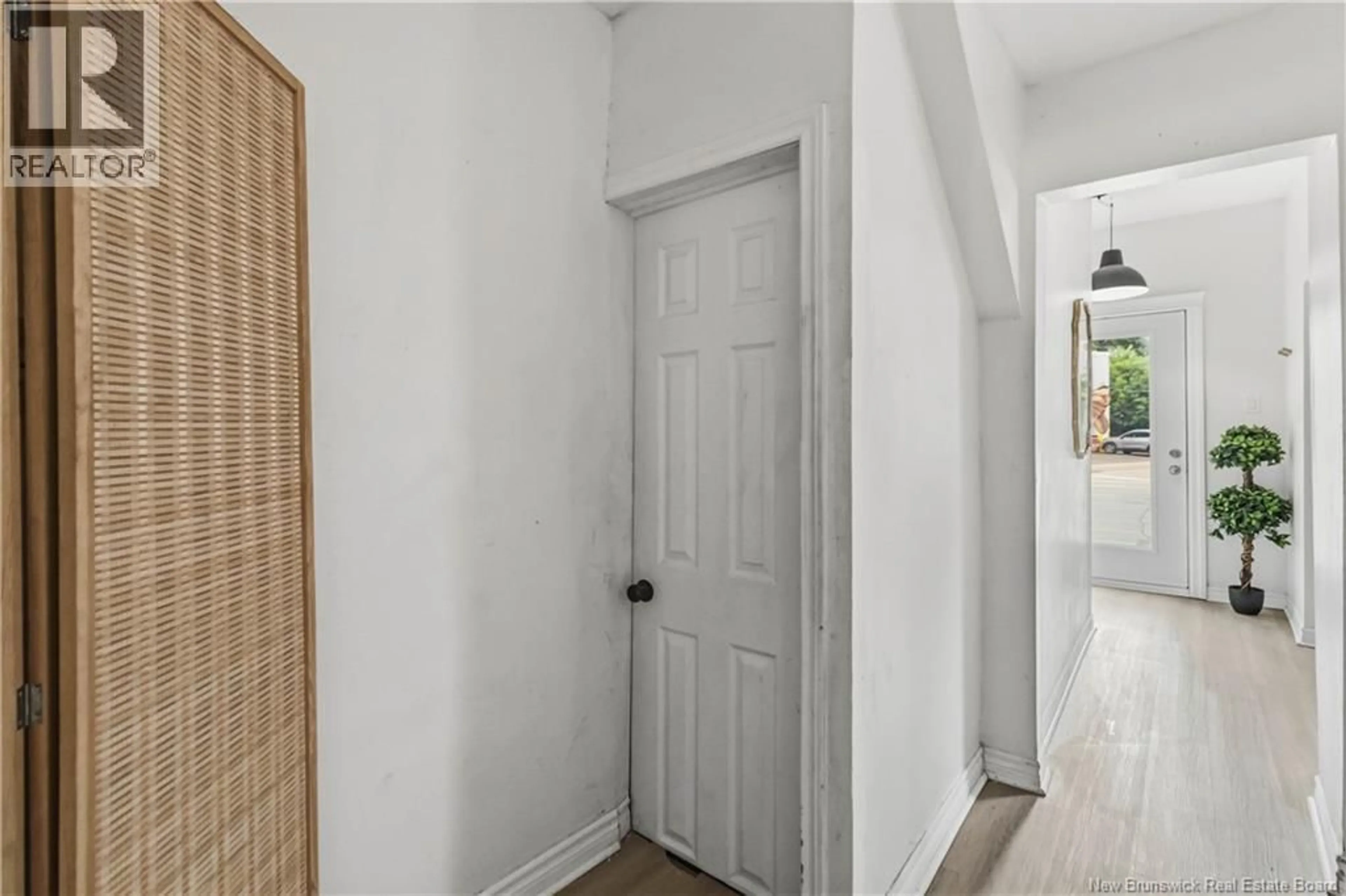 Indoor entryway for 1484 MAIN STREET, Moncton New Brunswick E1E1G3