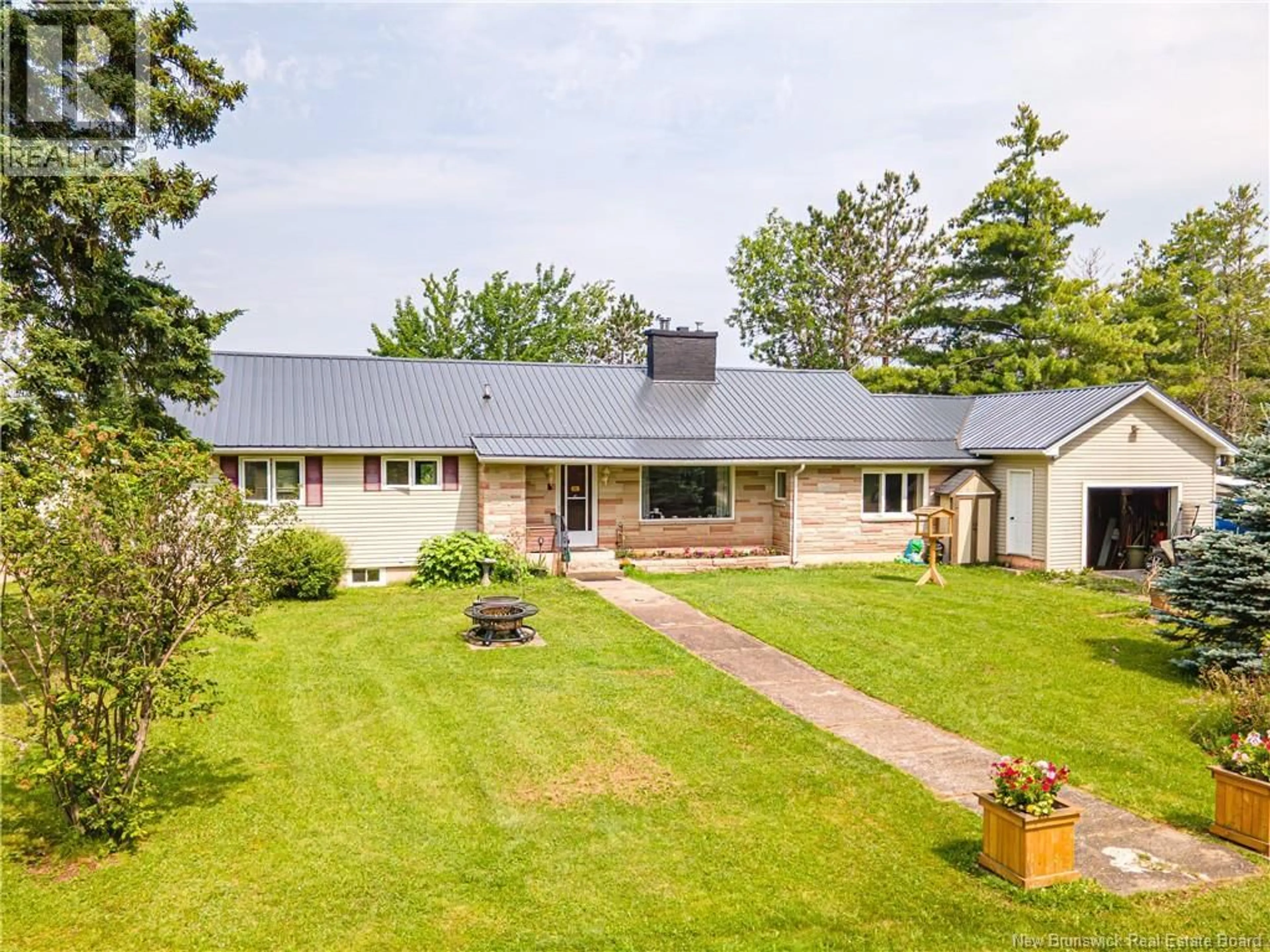 A pic from outside/outdoor area/front of a property/back of a property/a pic from drone, street for 6249 ROUTE 105, Waterborough New Brunswick E4C2Y5