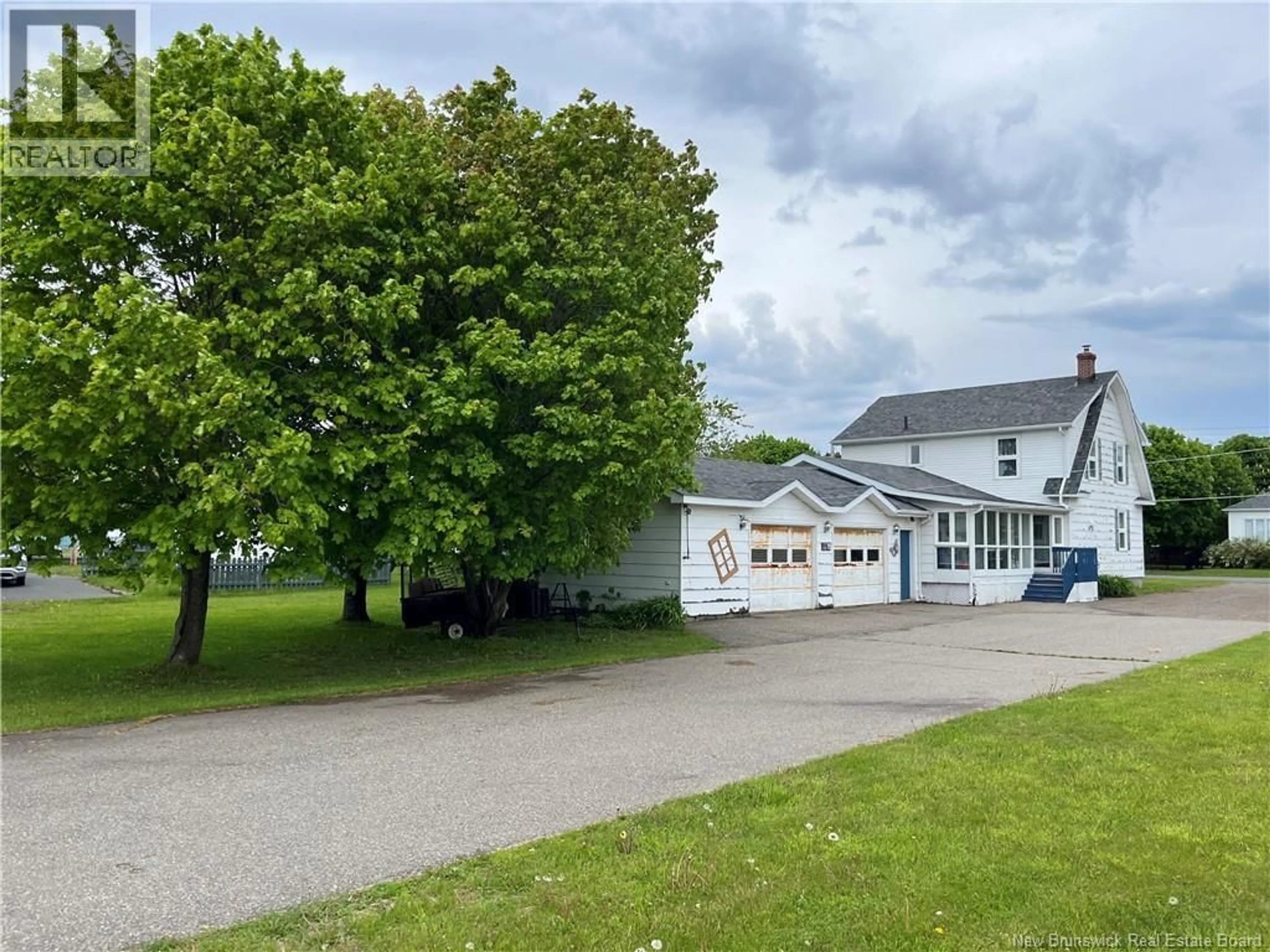 A pic from outside/outdoor area/front of a property/back of a property/a pic from drone, street for 115 DEGRACE, Shippagan New Brunswick E8S1H7