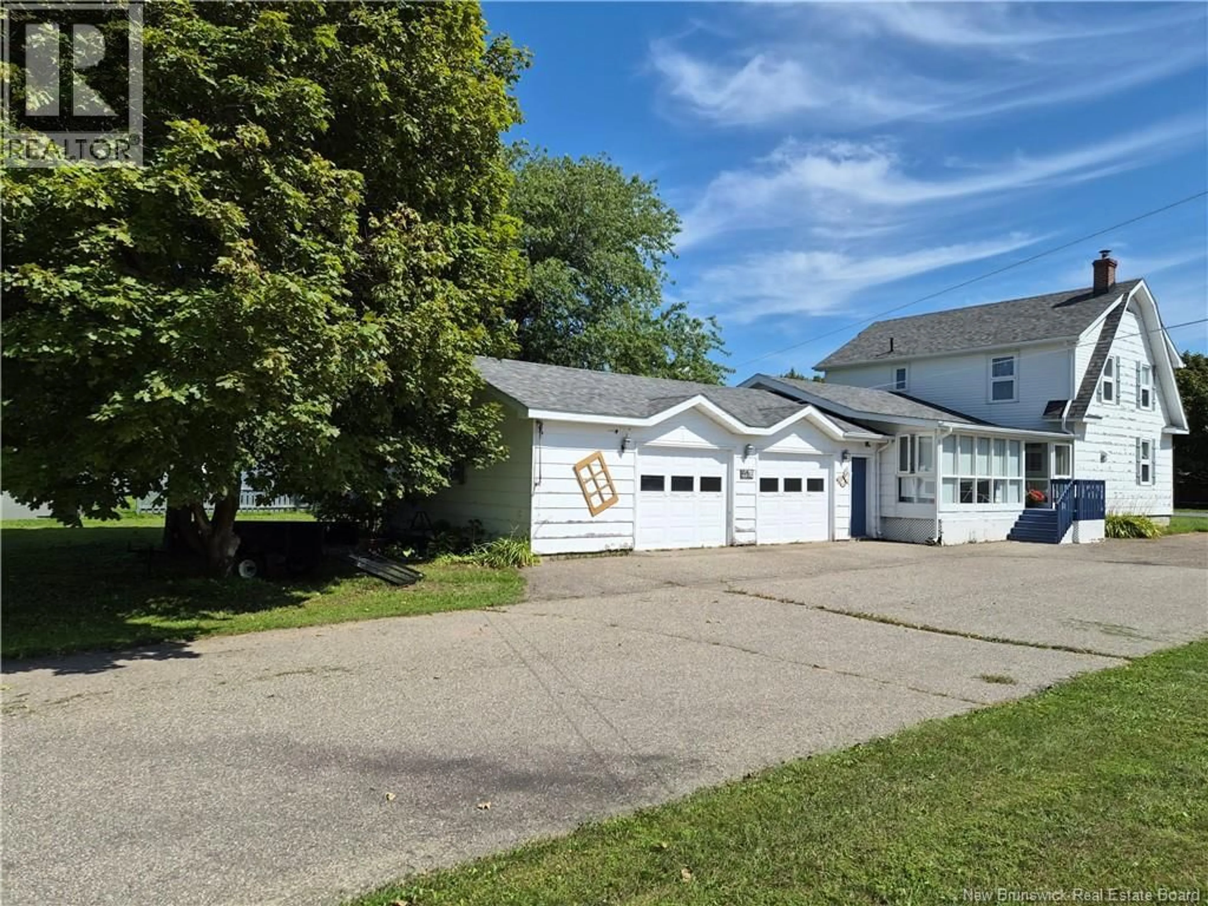 A pic from outside/outdoor area/front of a property/back of a property/a pic from drone, street for 115 DEGRACE, Shippagan New Brunswick E8S1H7