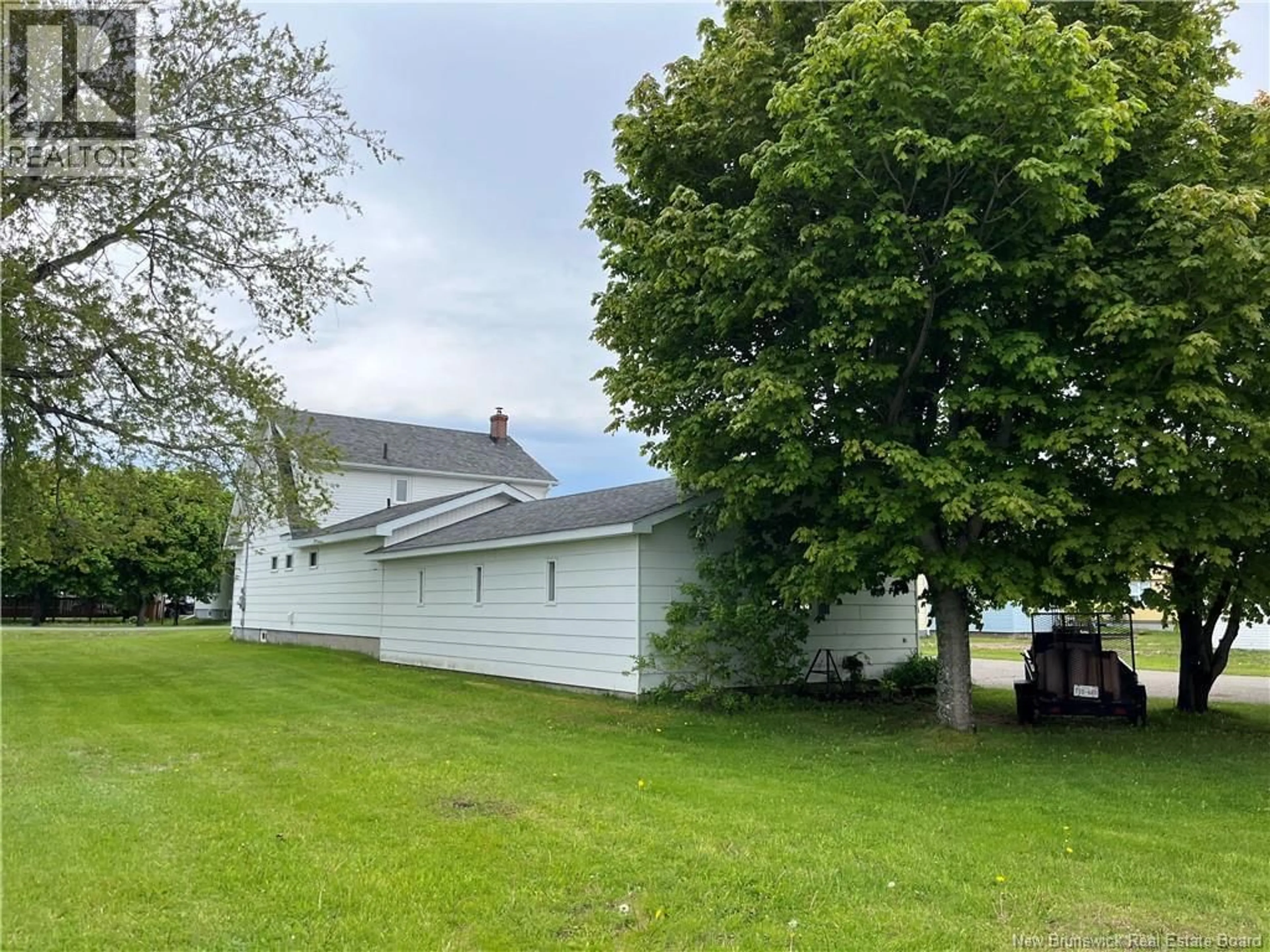 A pic from outside/outdoor area/front of a property/back of a property/a pic from drone, street for 115 DEGRACE, Shippagan New Brunswick E8S1H7