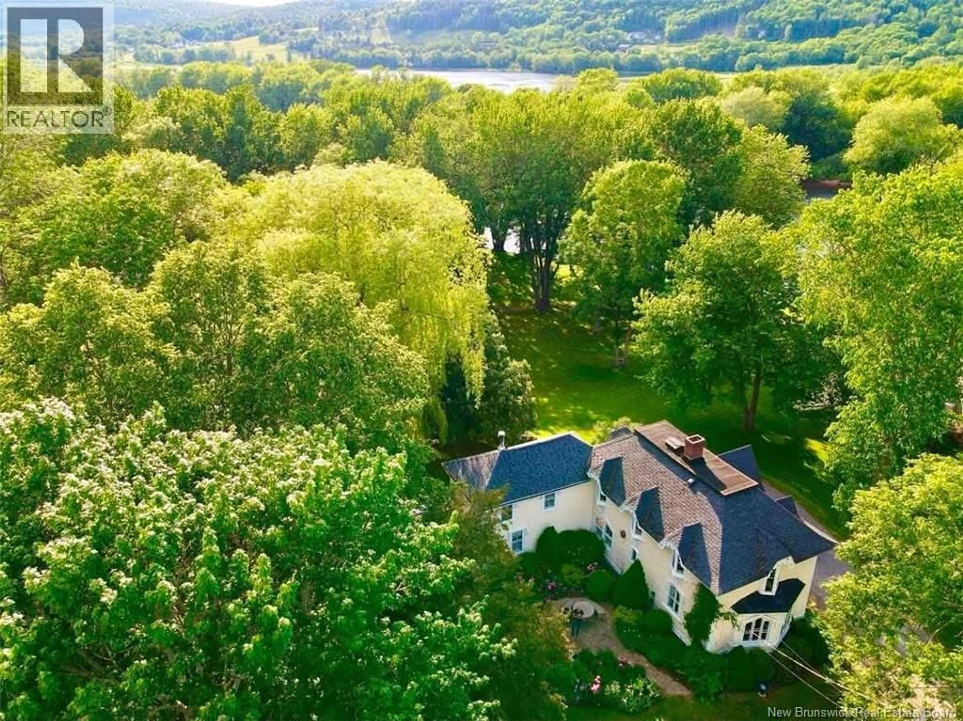 A pic from outside/outdoor area/front of a property/back of a property/a pic from drone, water/lake/river/ocean view for 103 ST. ANDREWS STREET, Hampton New Brunswick E5N5W7