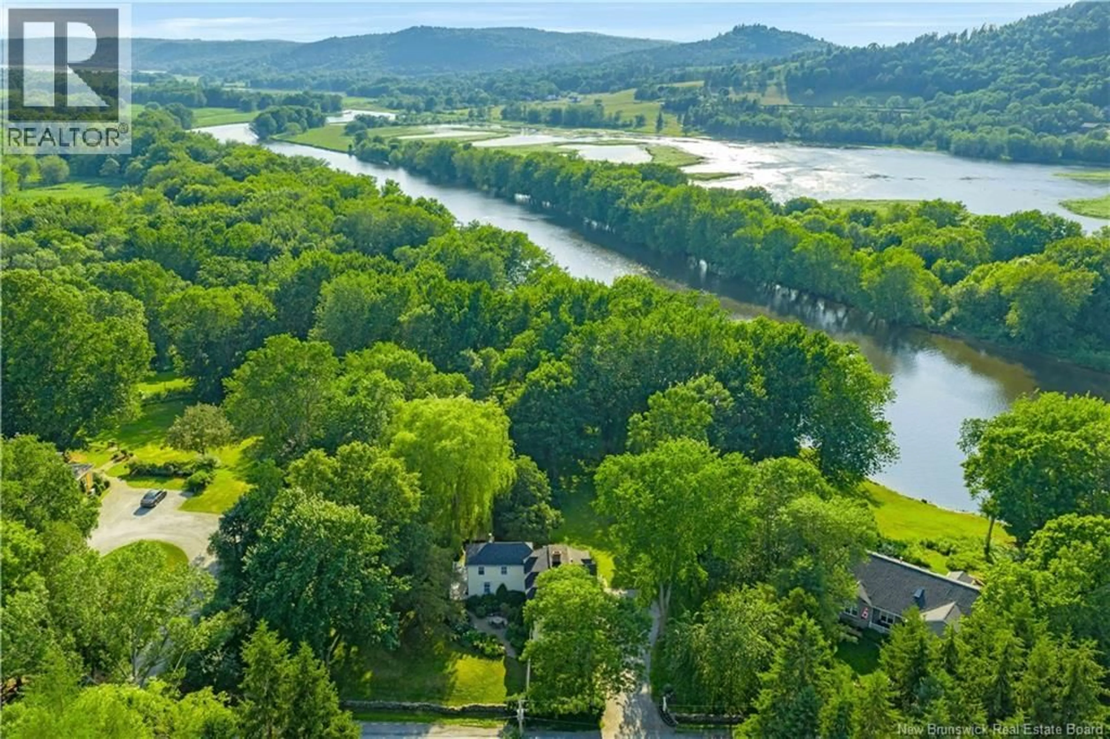 A pic from outside/outdoor area/front of a property/back of a property/a pic from drone, water/lake/river/ocean view for 103 ST. ANDREWS STREET, Hampton New Brunswick E5N5W7