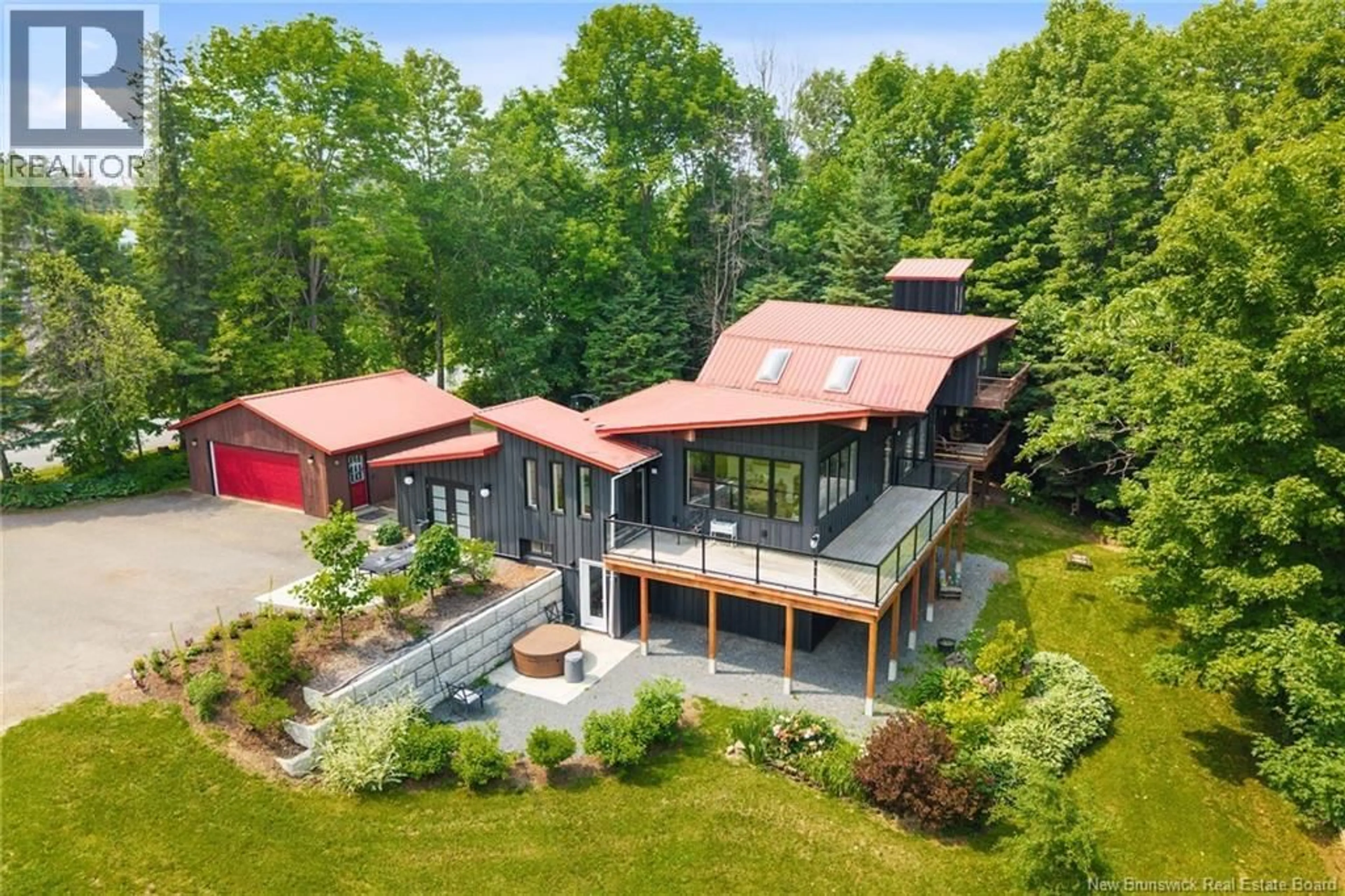 A pic from outside/outdoor area/front of a property/back of a property/a pic from drone, building for 329 RIVERVIEW DRIVE, Florenceville-Bristol New Brunswick E7L3N1