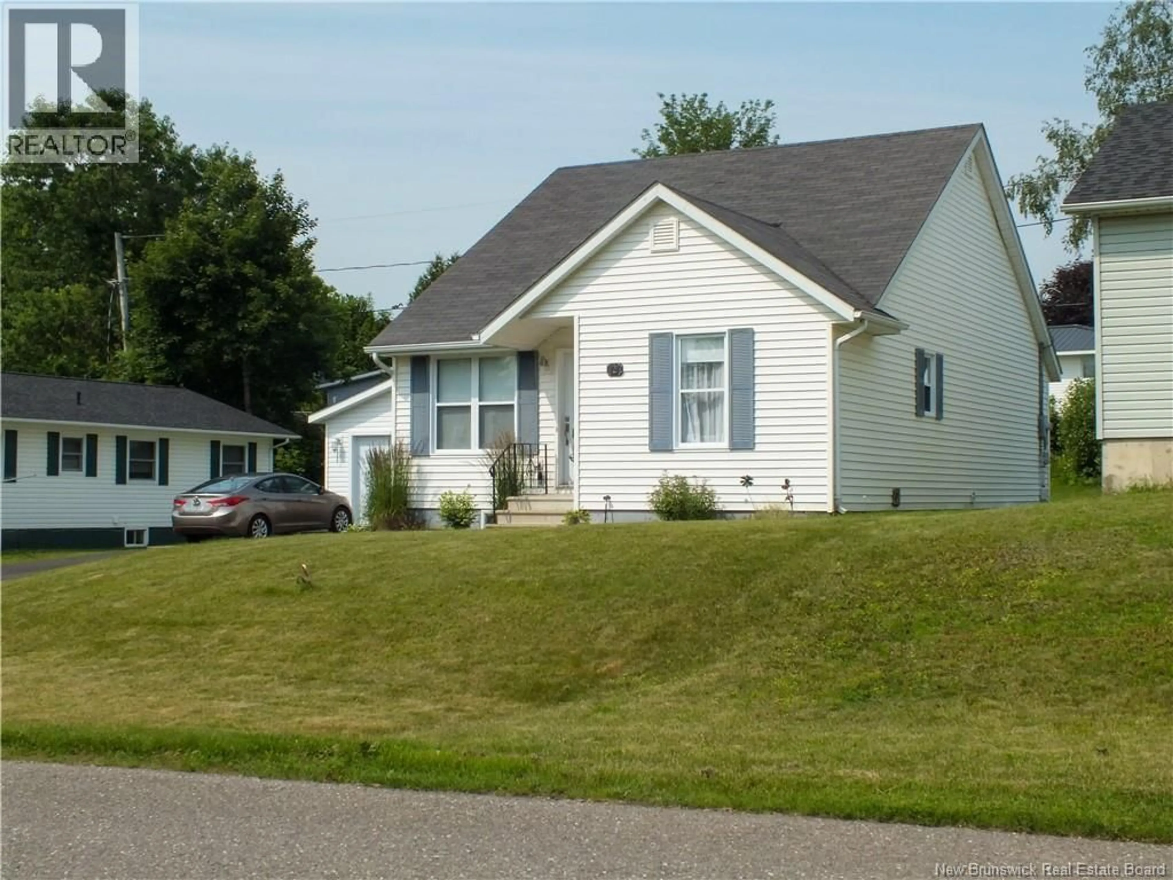 Home with vinyl exterior material, street for 121 CREIGHTON STREET, Woodstock New Brunswick E7M1N4