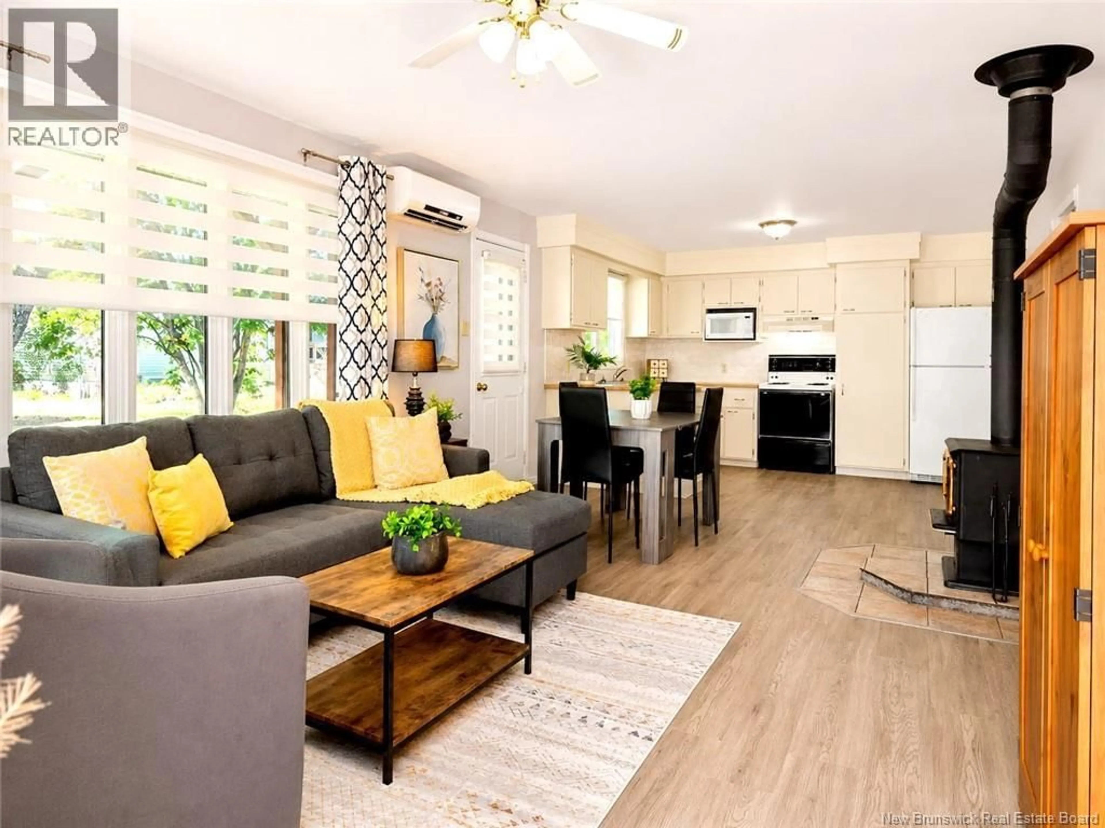 Living room with furniture, wood/laminate floor for 88 RUE DONAT, Pointe-Des-Robichaud New Brunswick E1X4C4