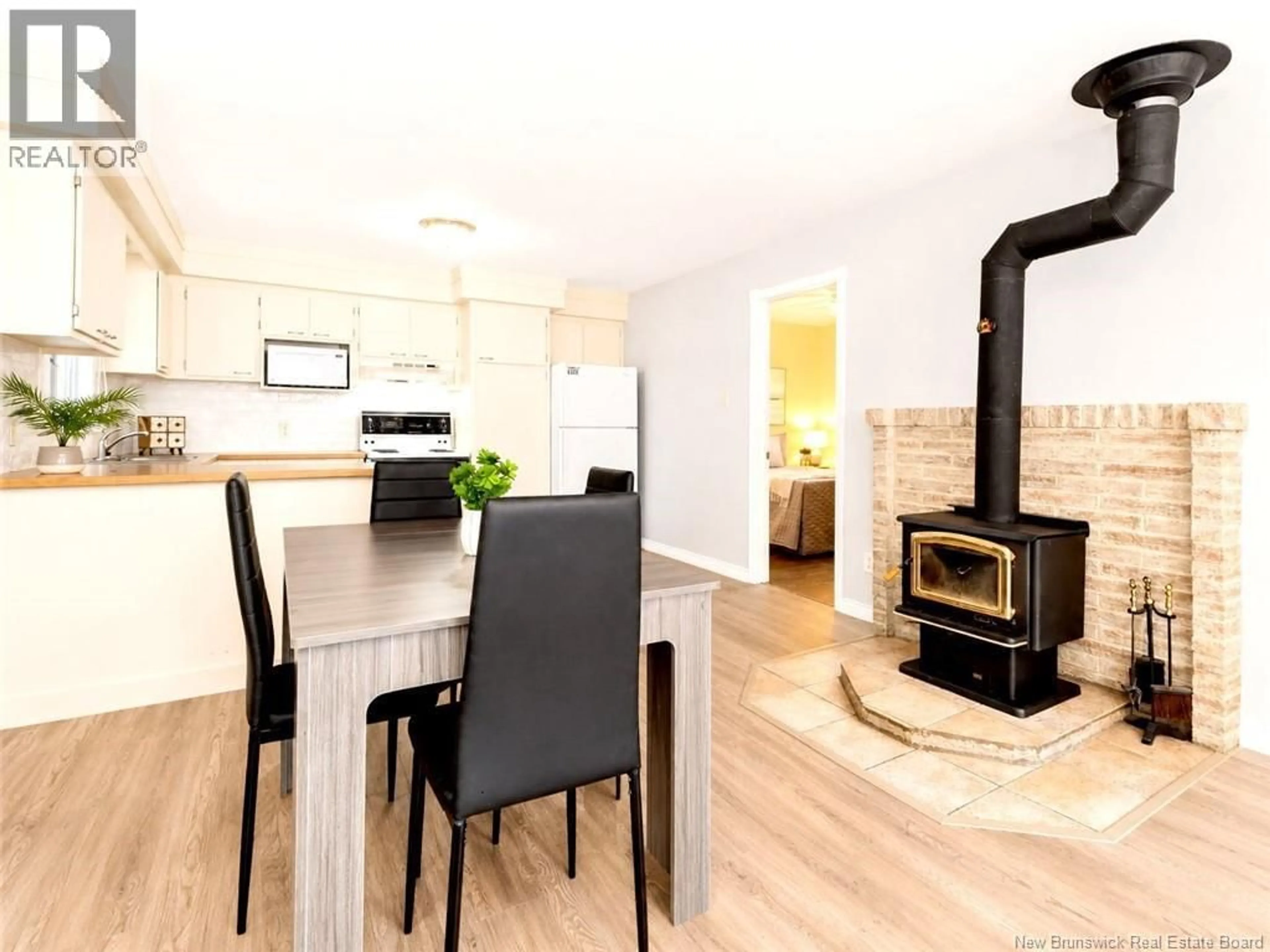 Open concept kitchen, wood/laminate floor for 88 RUE DONAT, Pointe-Des-Robichaud New Brunswick E1X4C4