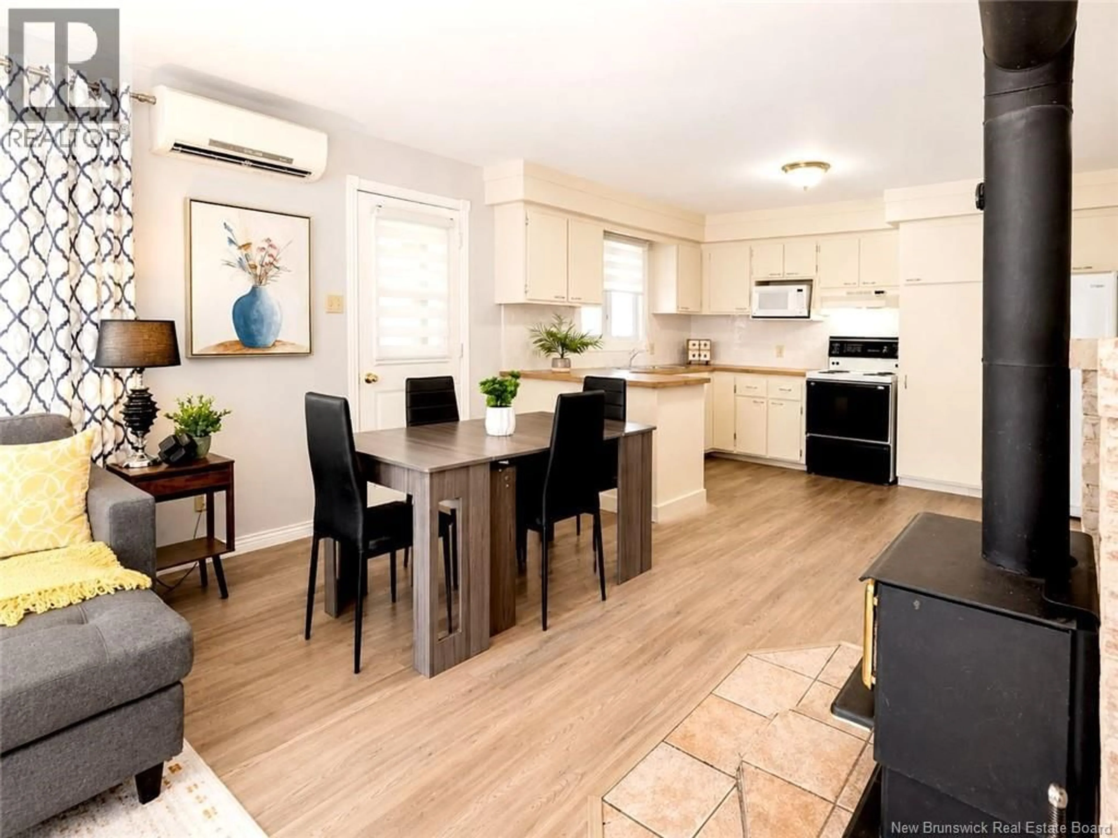 Open concept kitchen, wood/laminate floor for 88 RUE DONAT, Pointe-Des-Robichaud New Brunswick E1X4C4