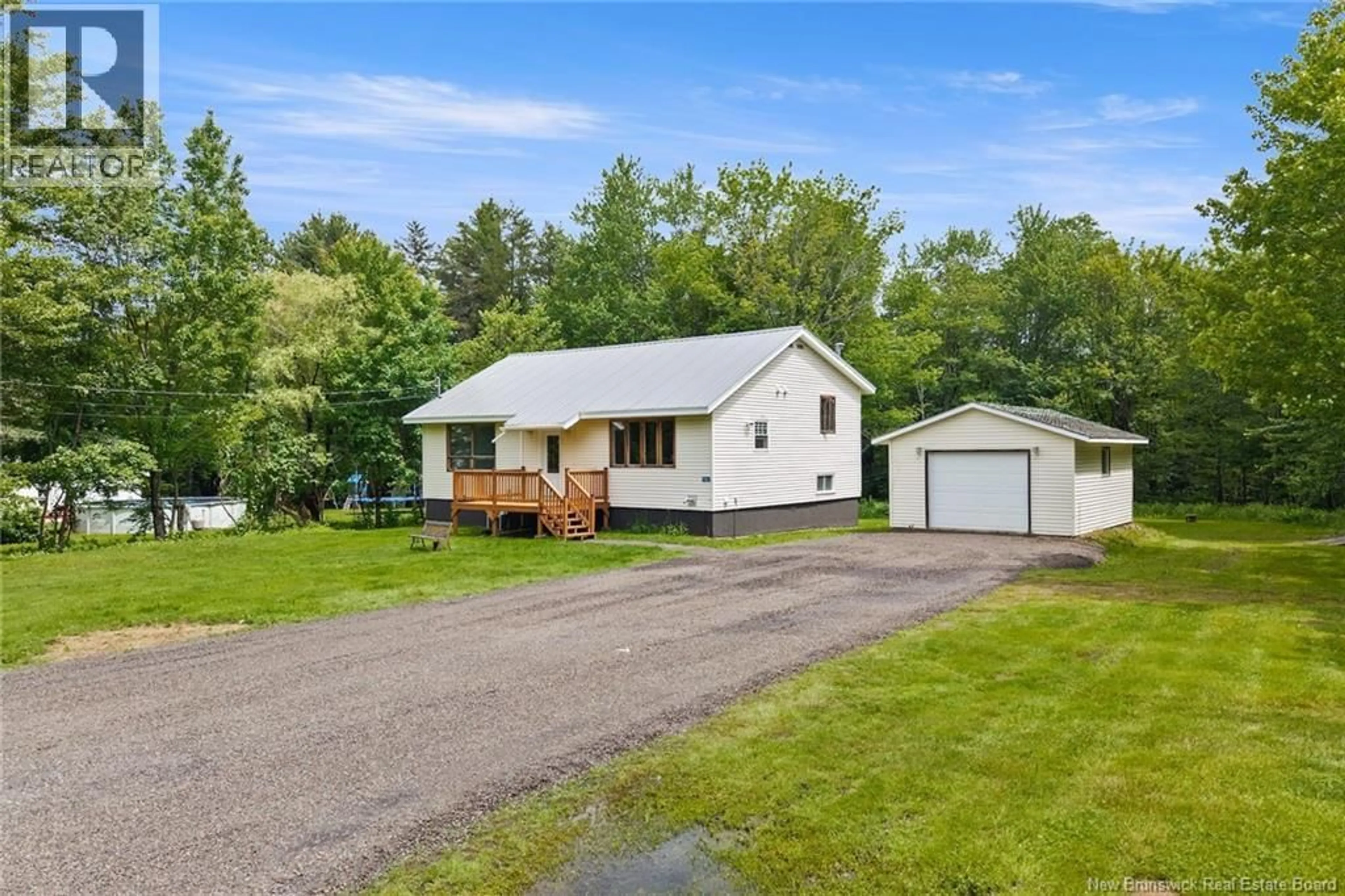 A pic from outside/outdoor area/front of a property/back of a property/a pic from drone, street for 469 UPTON ST, Minto New Brunswick E4B2R8
