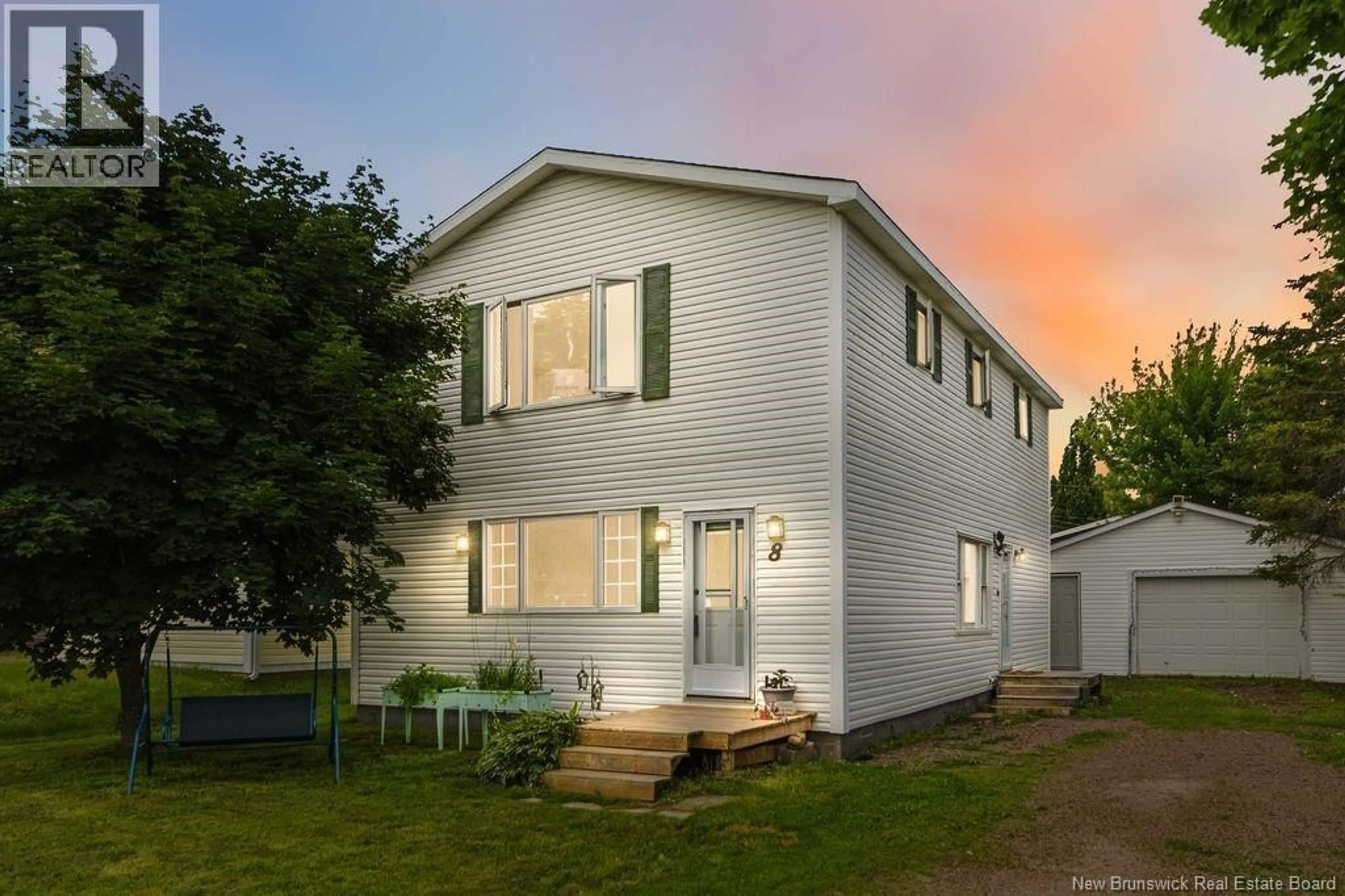 Home with vinyl exterior material, building for 8 HILLSIDE STREET, Pointe-Du-Chêne New Brunswick E4P4M2