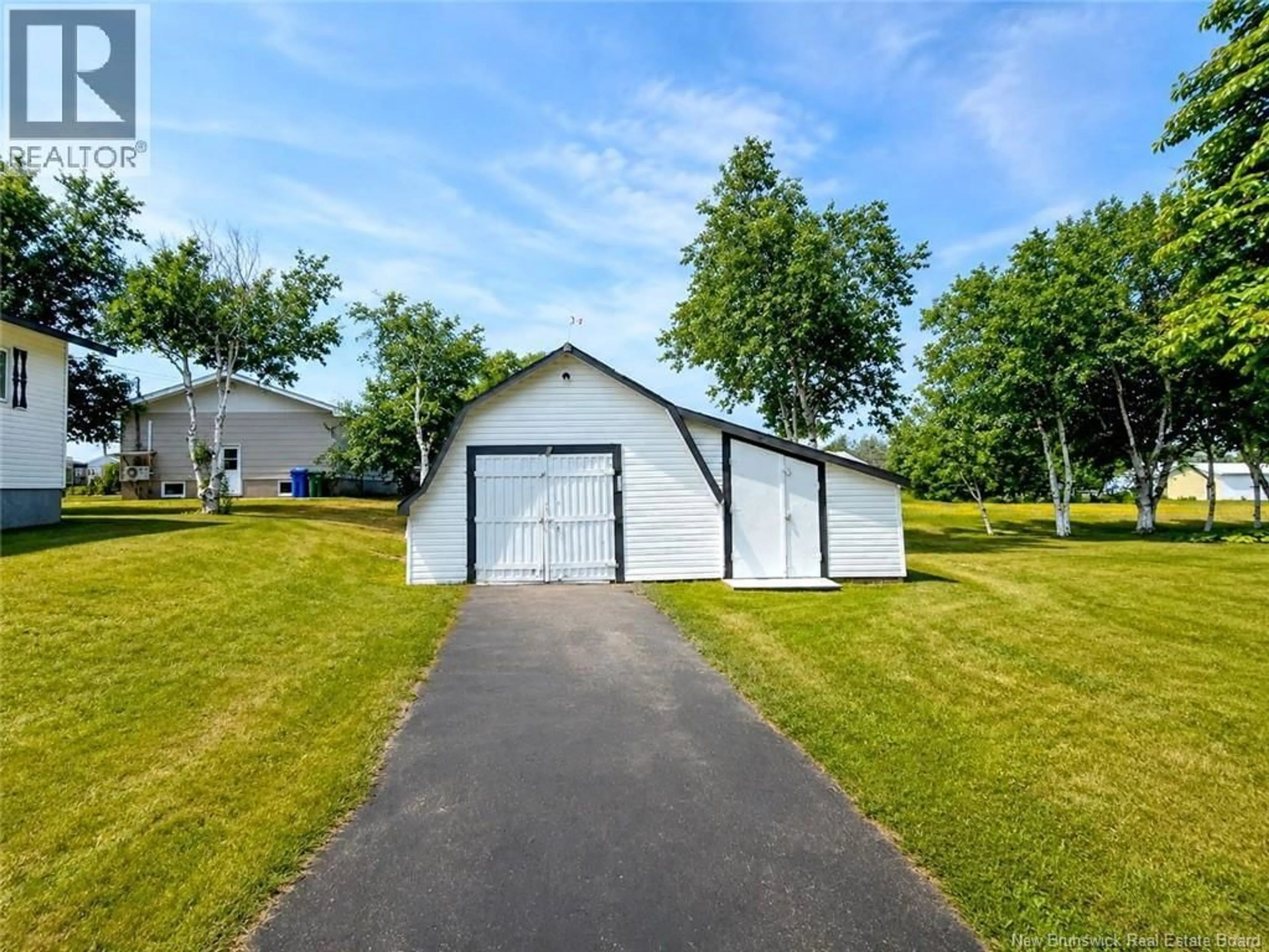 Indoor garage for 171 LOUIS DE LANTEIGNE, Caraquet New Brunswick E1W1B3