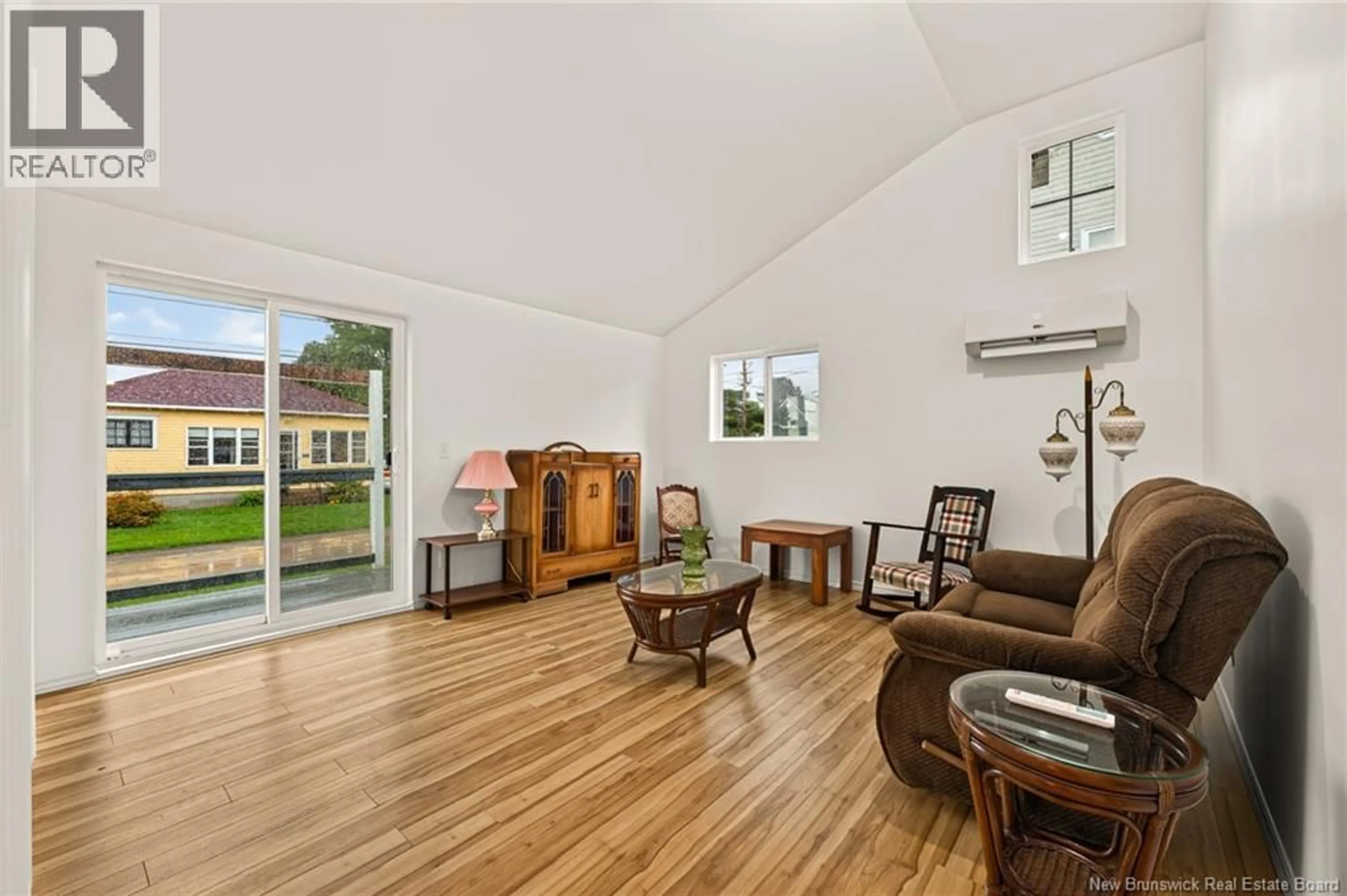 Living room with furniture, unknown for 108 THIRD AVENUE, Pointe-Du-Chêne New Brunswick E4P5J1