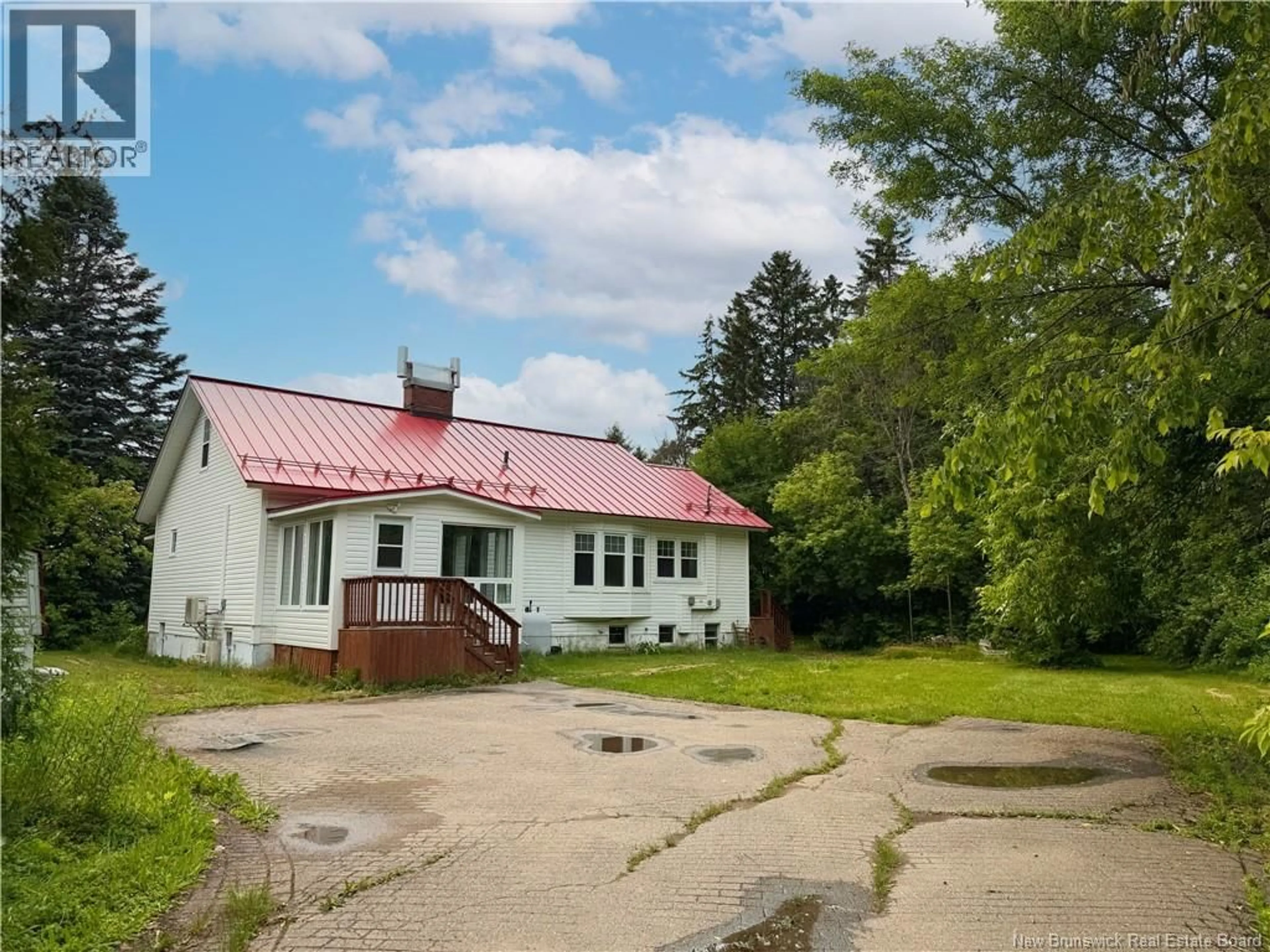 A pic from outside/outdoor area/front of a property/back of a property/a pic from drone, street for 775 MURRAY AVENUE, Bathurst New Brunswick E2A1V3