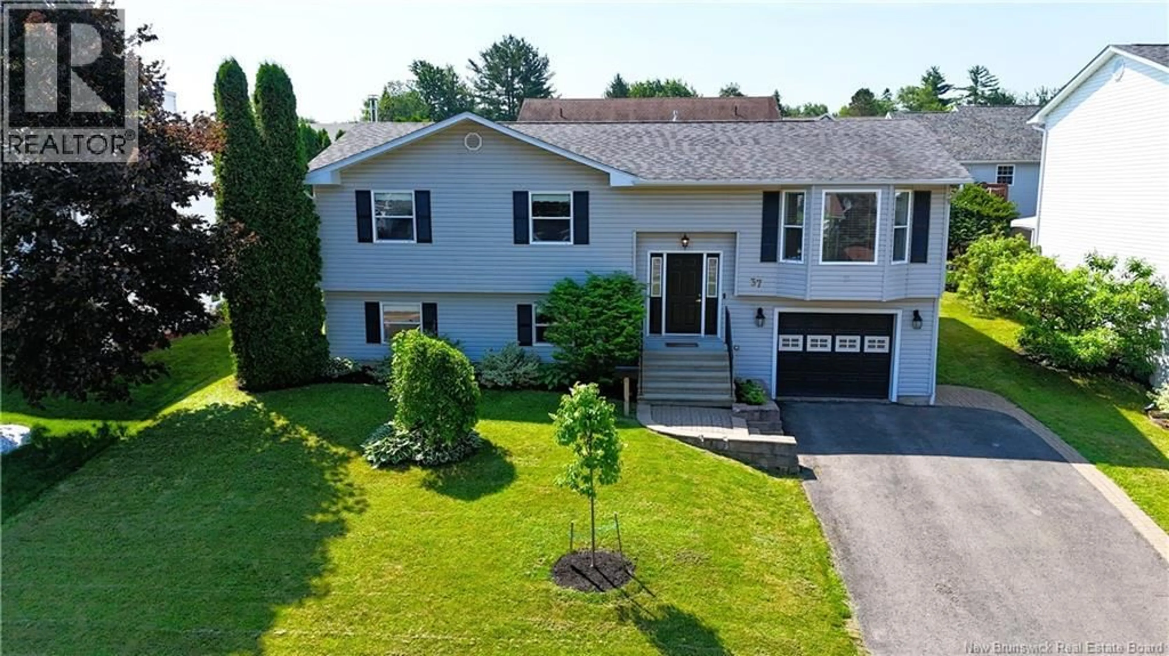 A pic from outside/outdoor area/front of a property/back of a property/a pic from drone, street for 37 LANSDOWN AVENUE, Oromocto New Brunswick E2V4J7