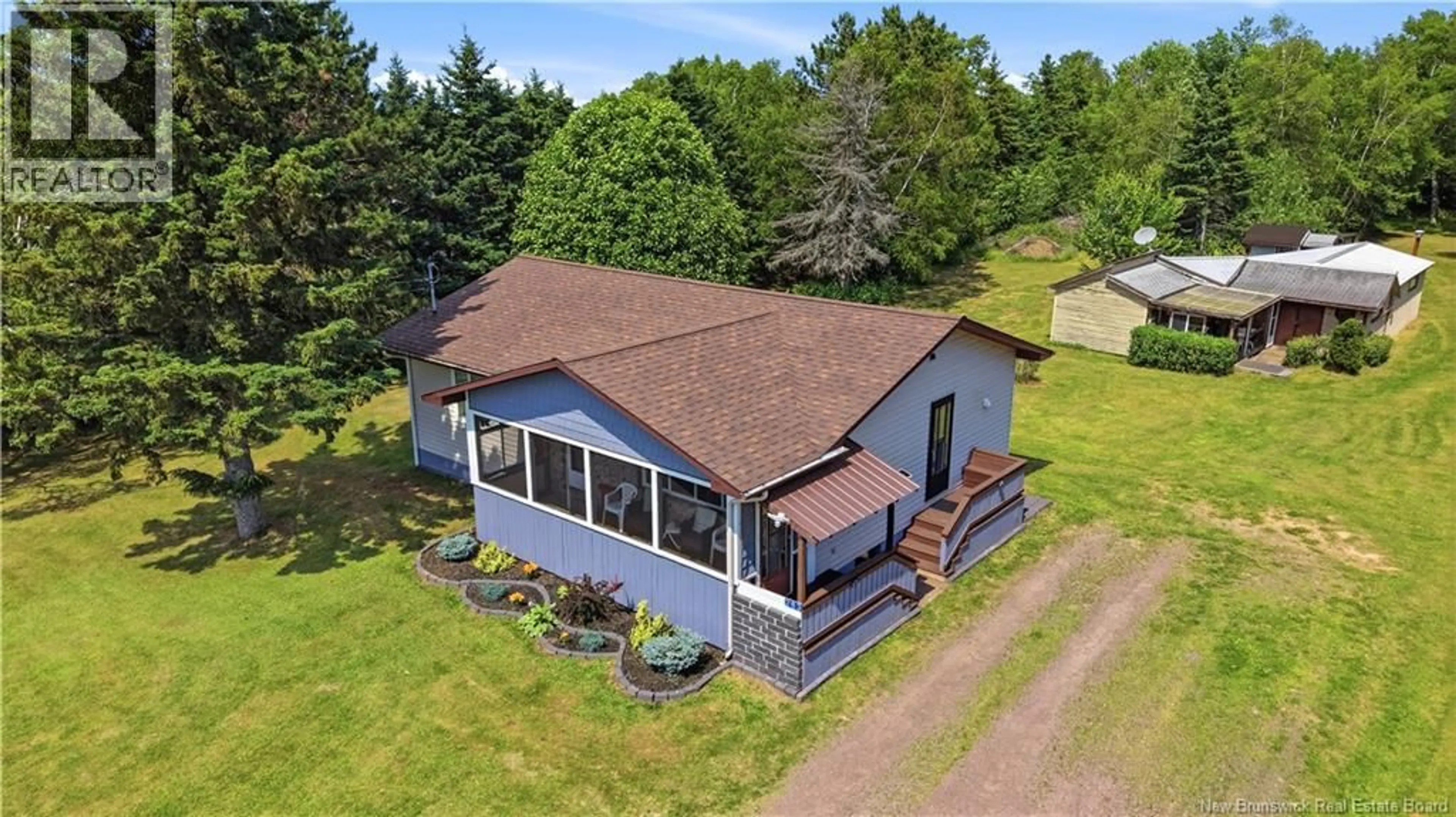 A pic from outside/outdoor area/front of a property/back of a property/a pic from drone, building for 283 ROBICHAUD, Cap-Pelé New Brunswick E4N1Y6