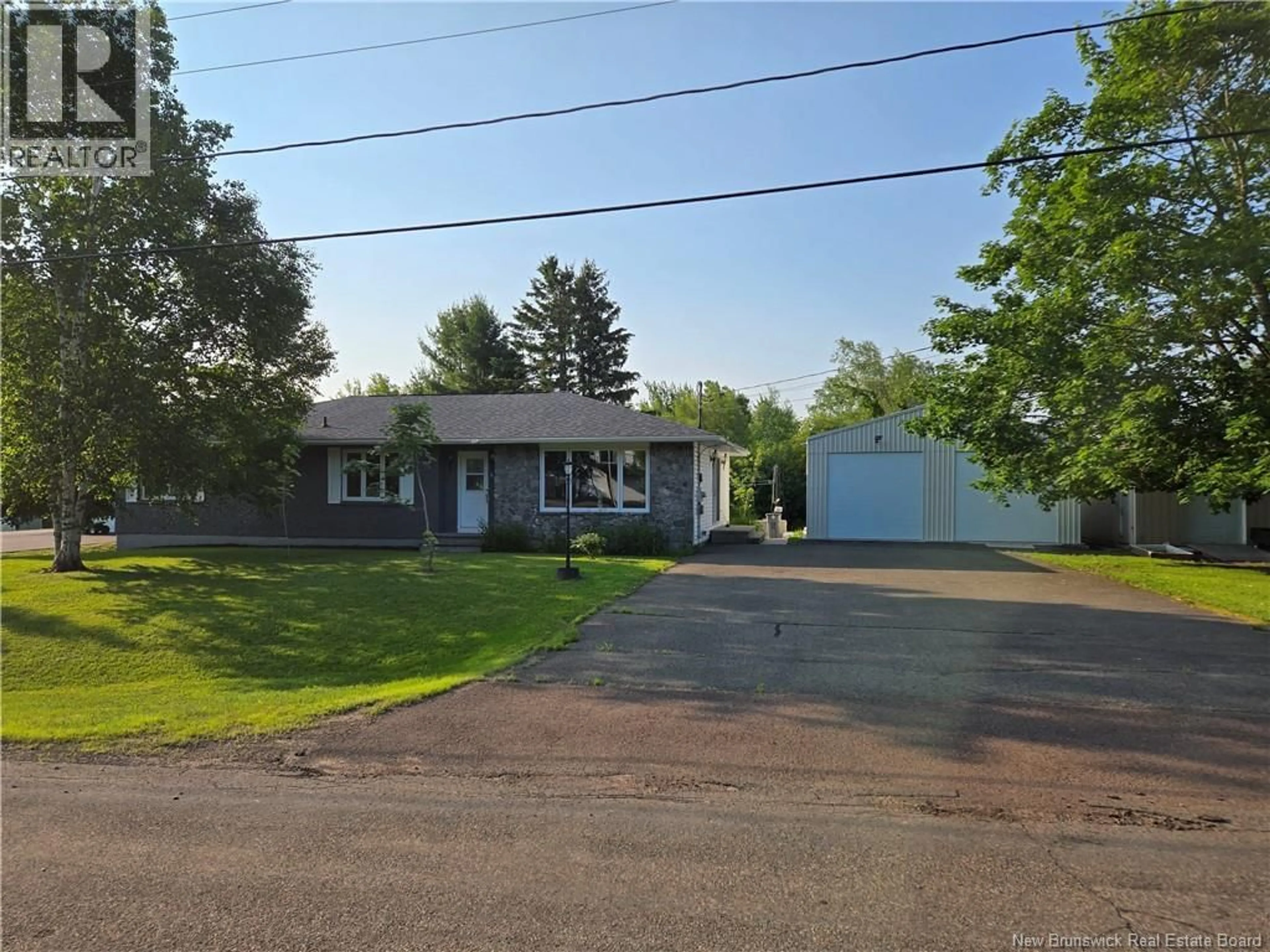 A pic from outside/outdoor area/front of a property/back of a property/a pic from drone, street for 6 DUNDAS, Saint-Antoine New Brunswick E4V1N8