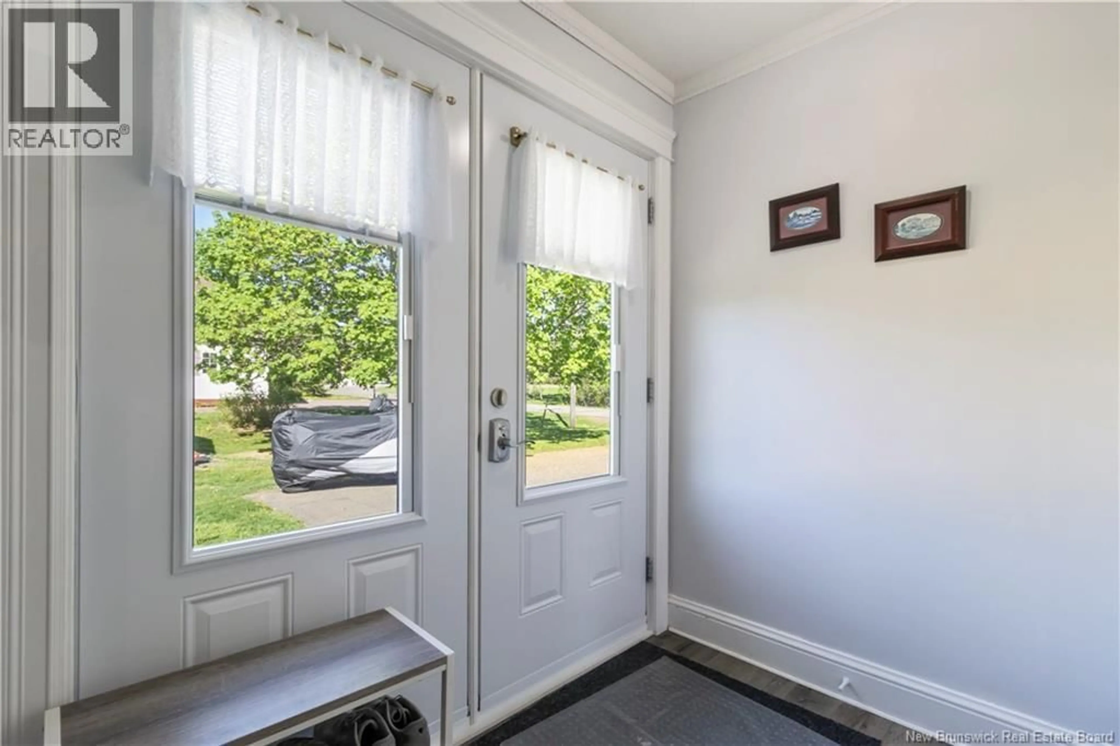 Indoor entryway for 6 DUNDAS, Saint-Antoine New Brunswick E4V1N8