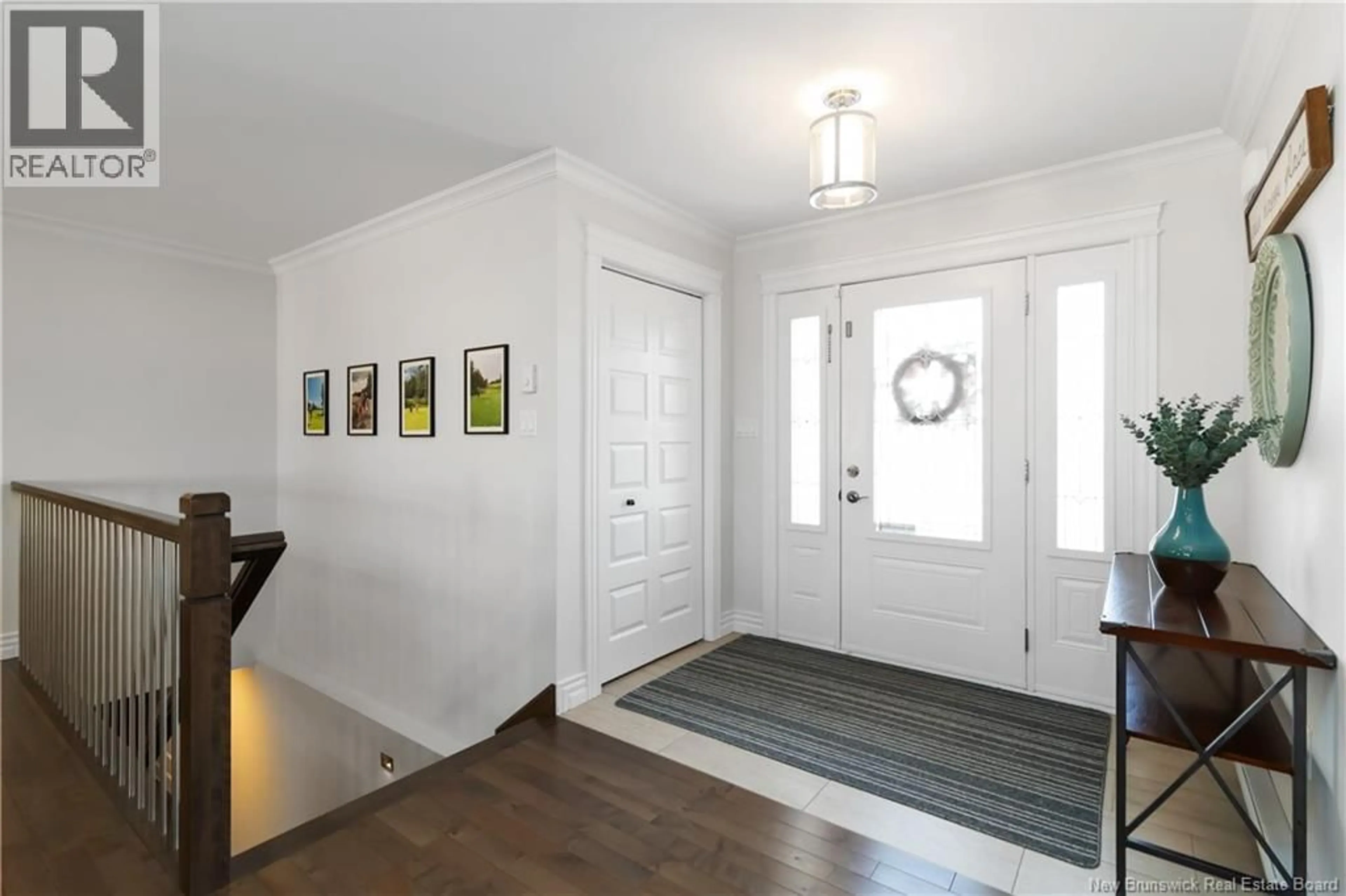 Indoor entryway for 40 SUZELLE, Dieppe New Brunswick E1A9R8