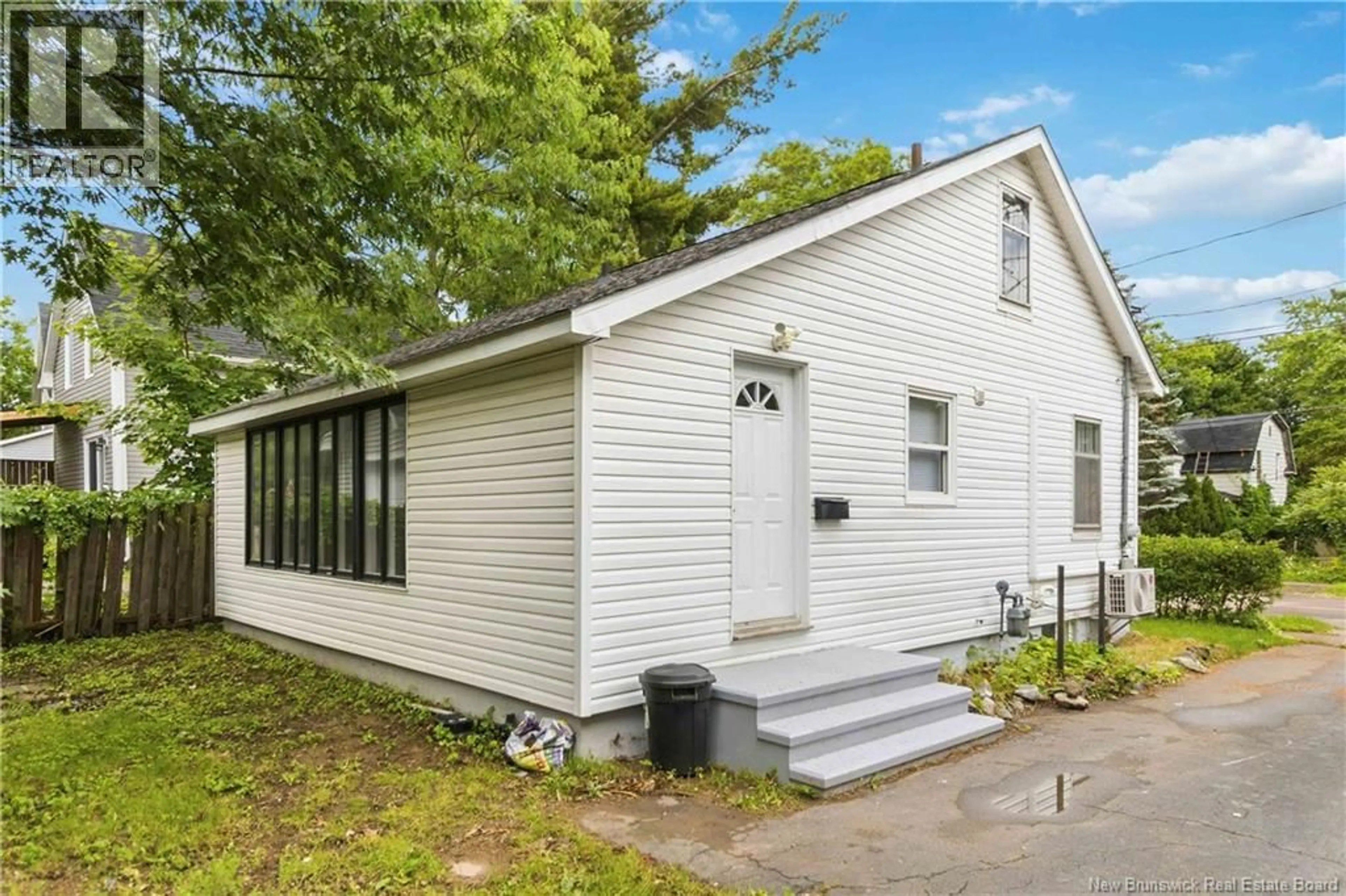 Home with vinyl exterior material, building for 118 BROADWAY STREET, Moncton New Brunswick E1A3Y4