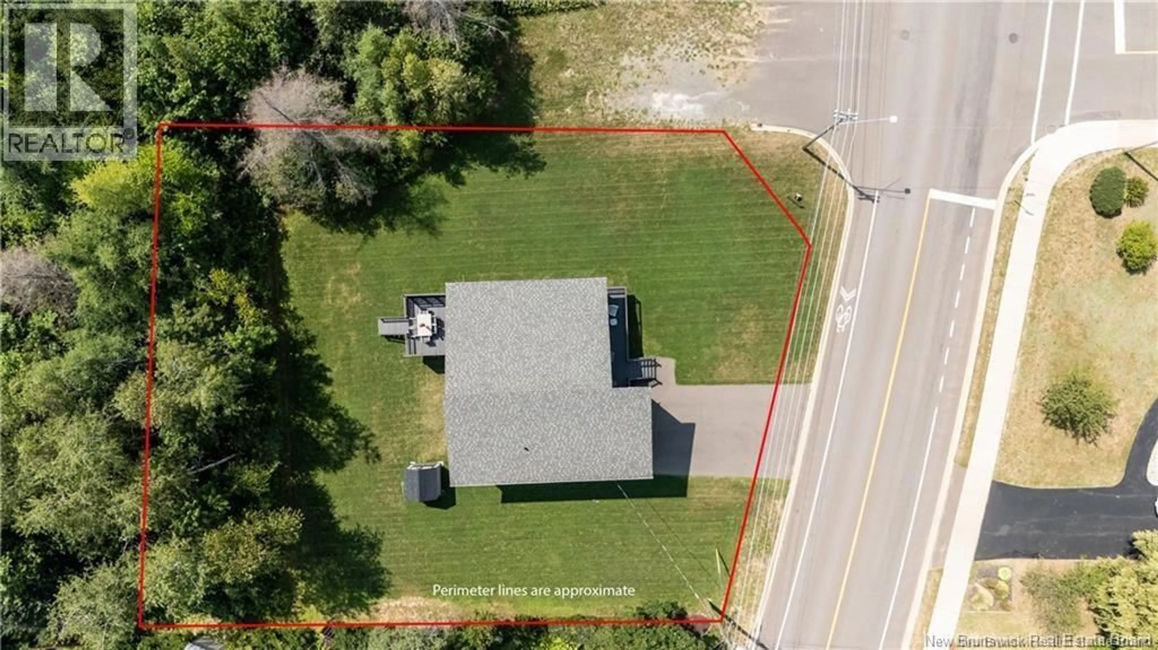 A pic from outside/outdoor area/front of a property/back of a property/a pic from drone, building for 391 RUE BREAUX BRIDGE, Shediac New Brunswick E4P2M4