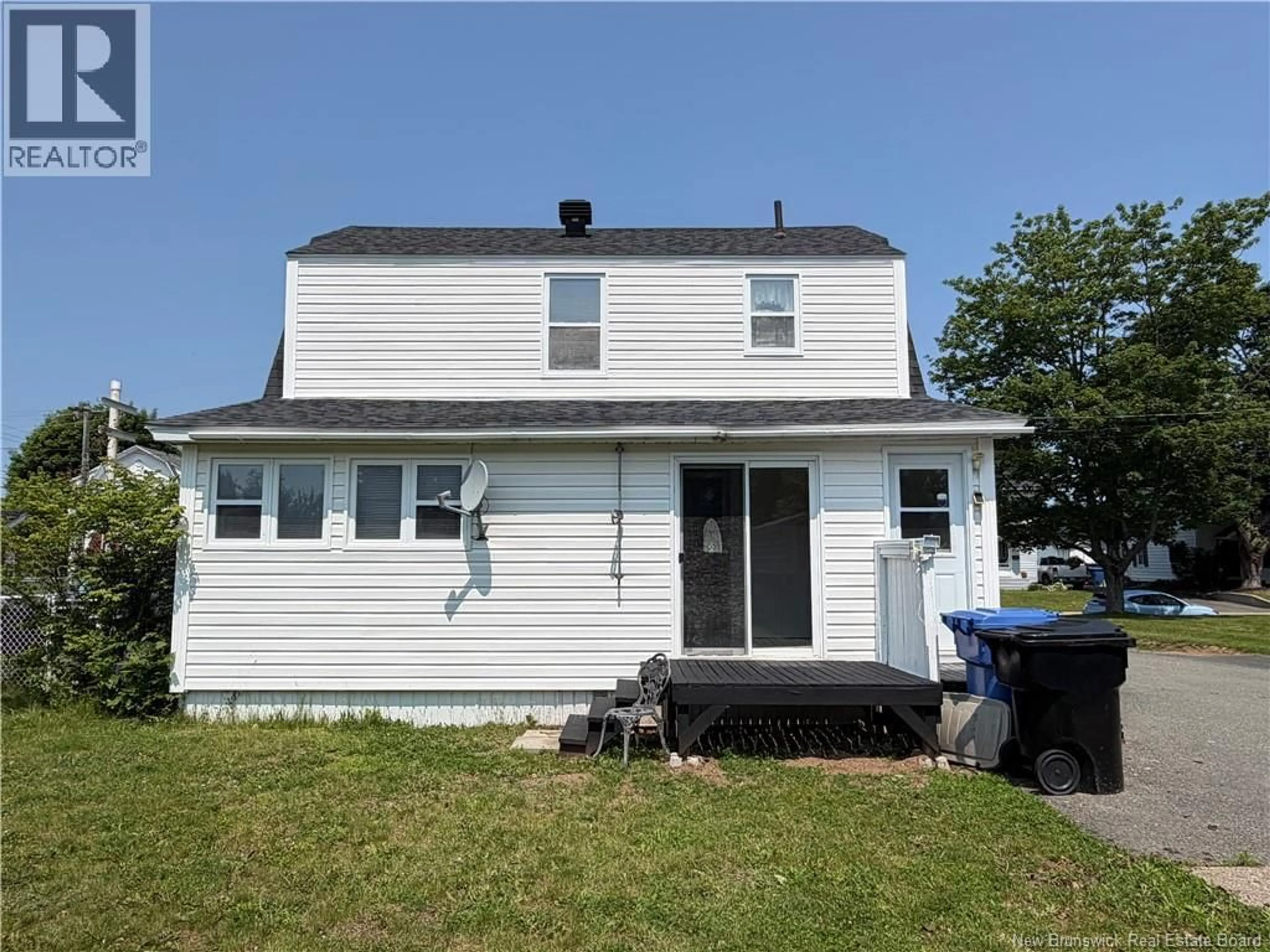 Home with vinyl exterior material, building for 210 UNION STREET, Bathurst New Brunswick E2A1H4