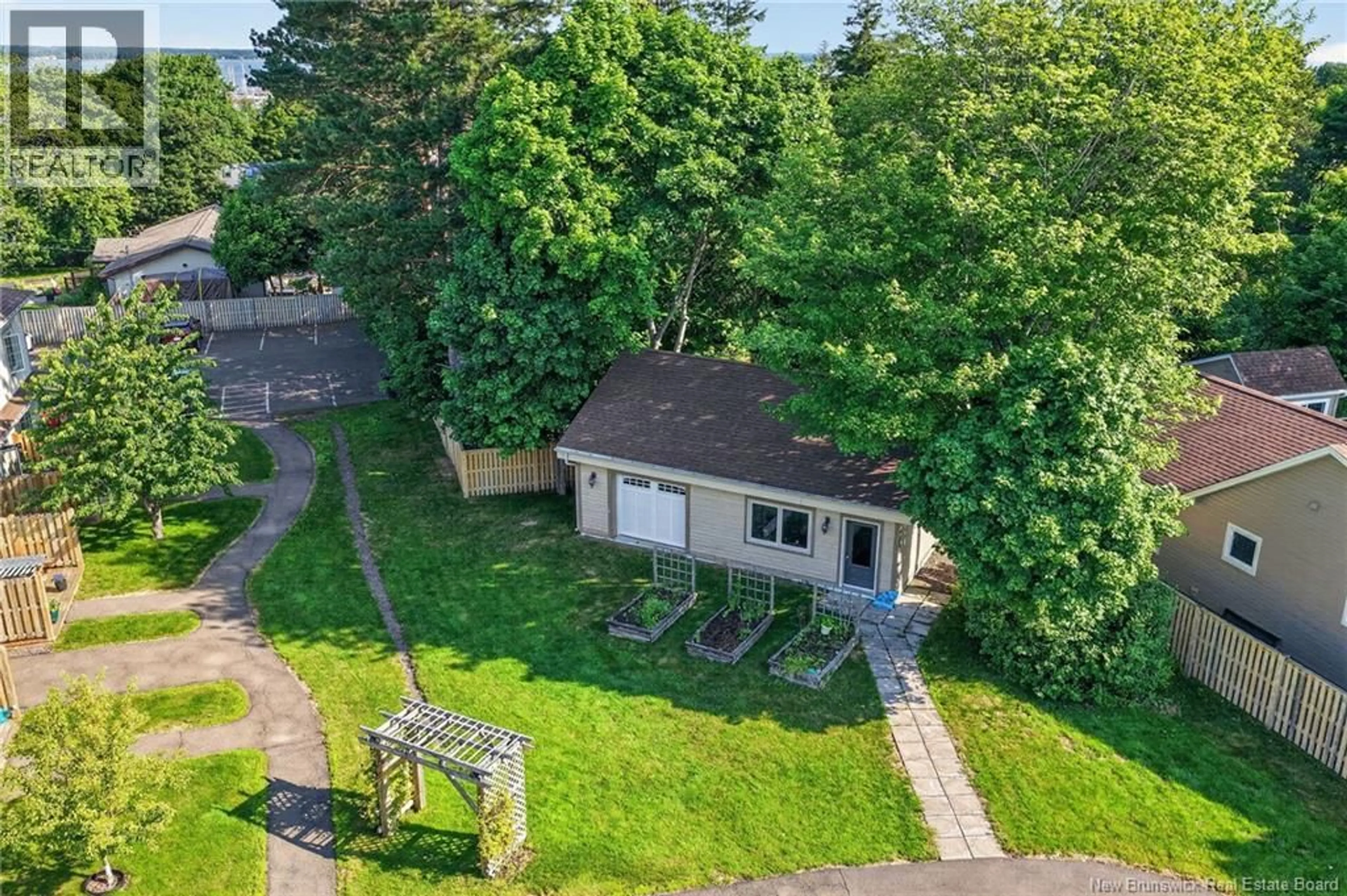 A pic from outside/outdoor area/front of a property/back of a property/a pic from drone, street for 208 - 98 PLEASANT STREET, Shediac New Brunswick E4P2L6