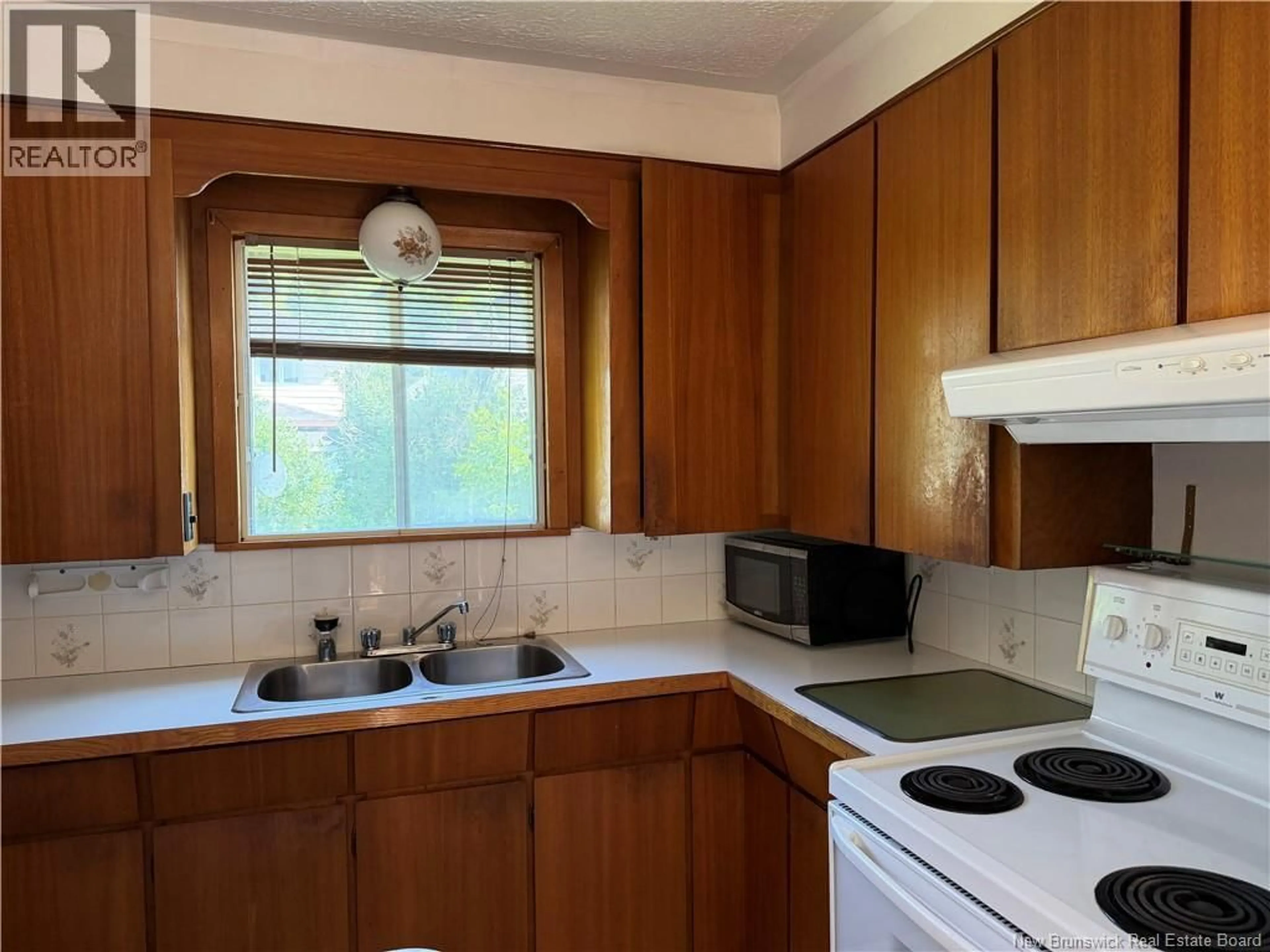 Standard kitchen, unknown for 379 SAINT-FRANCOIS STREET, Edmundston New Brunswick E3V1G5
