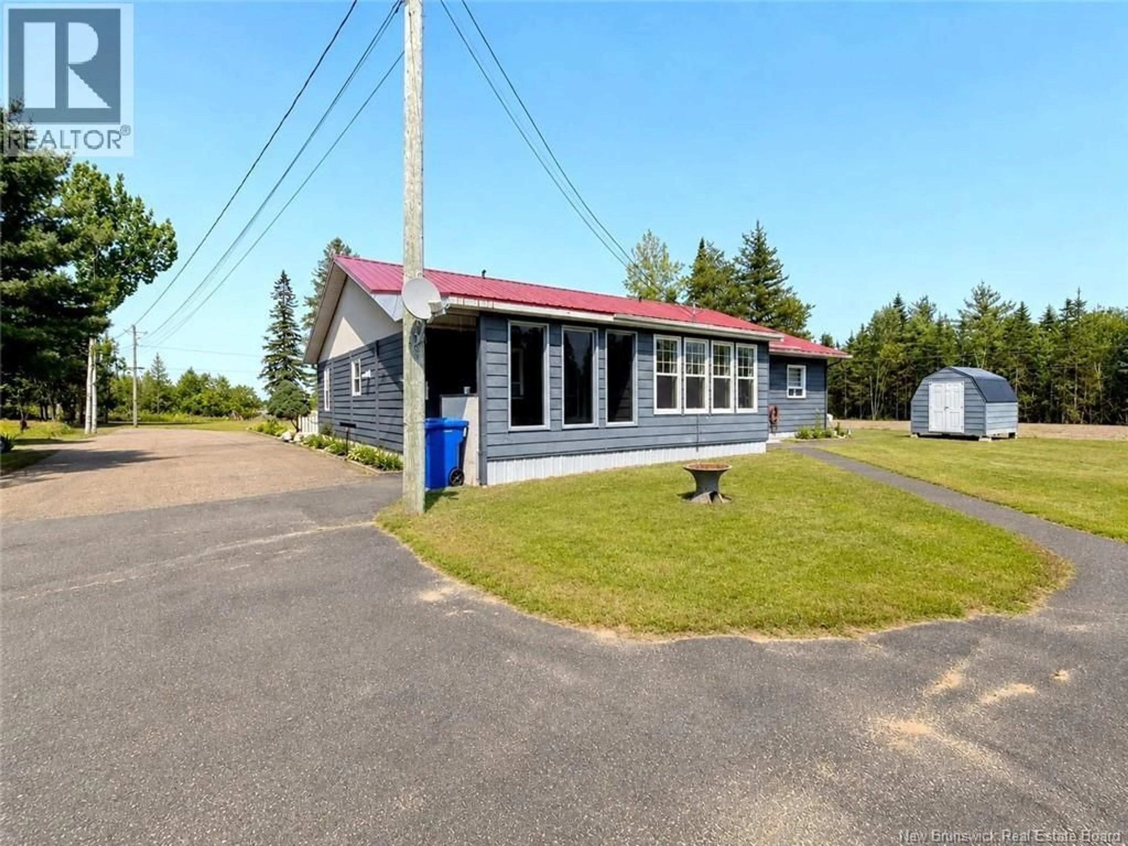 A pic from outside/outdoor area/front of a property/back of a property/a pic from drone, unknown for 340 AVE DU TRÉ CARRÉ, Shippagan New Brunswick E8S1Y4