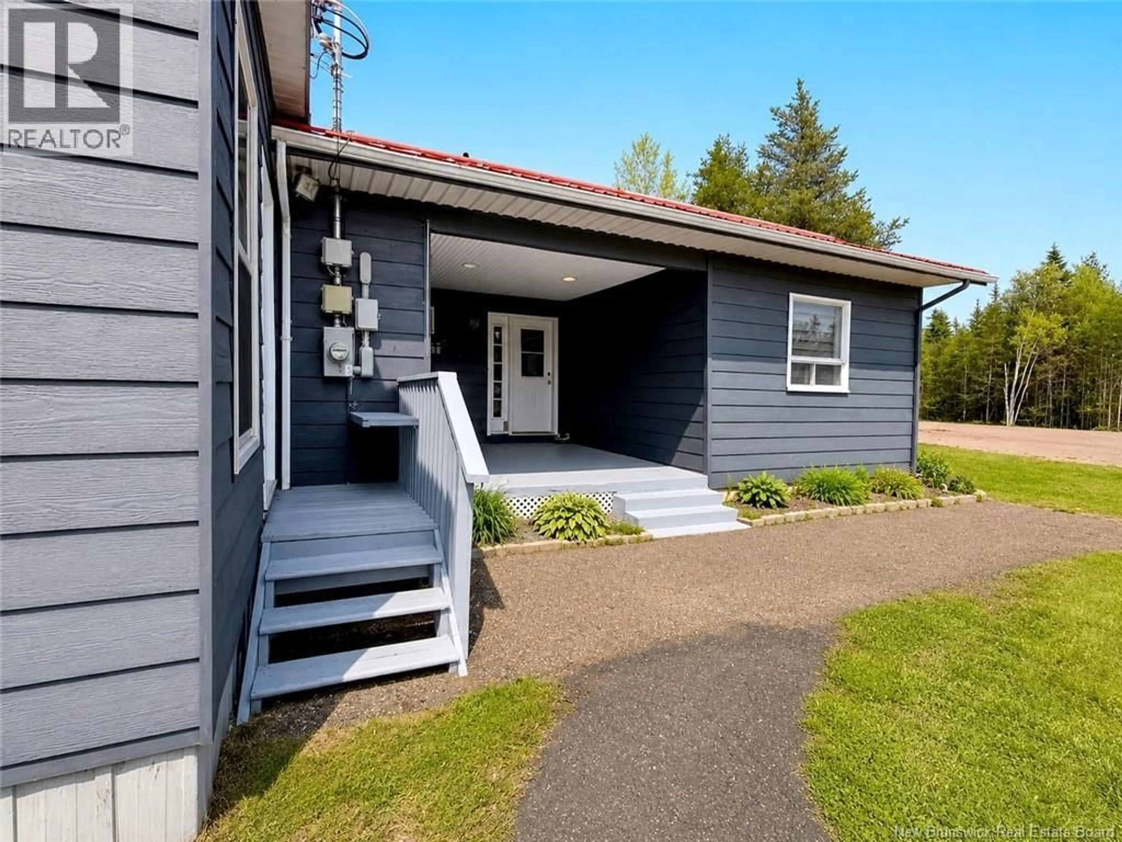 Home with vinyl exterior material, street for 340 AVE DU TRÉ CARRÉ, Shippagan New Brunswick E8S1Y4