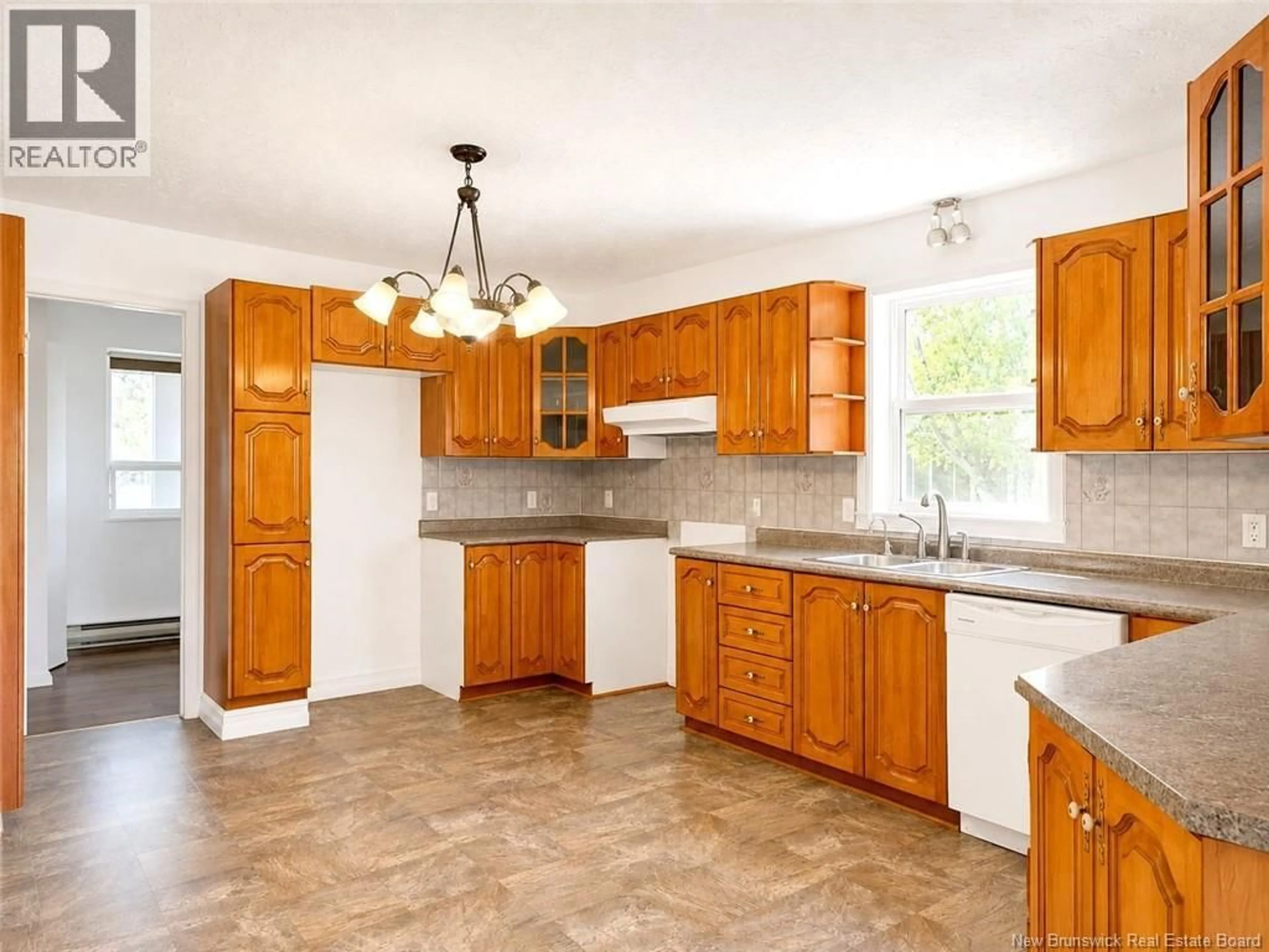 Standard kitchen, ceramic/tile floor for 340 AVE DU TRÉ CARRÉ, Shippagan New Brunswick E8S1Y4