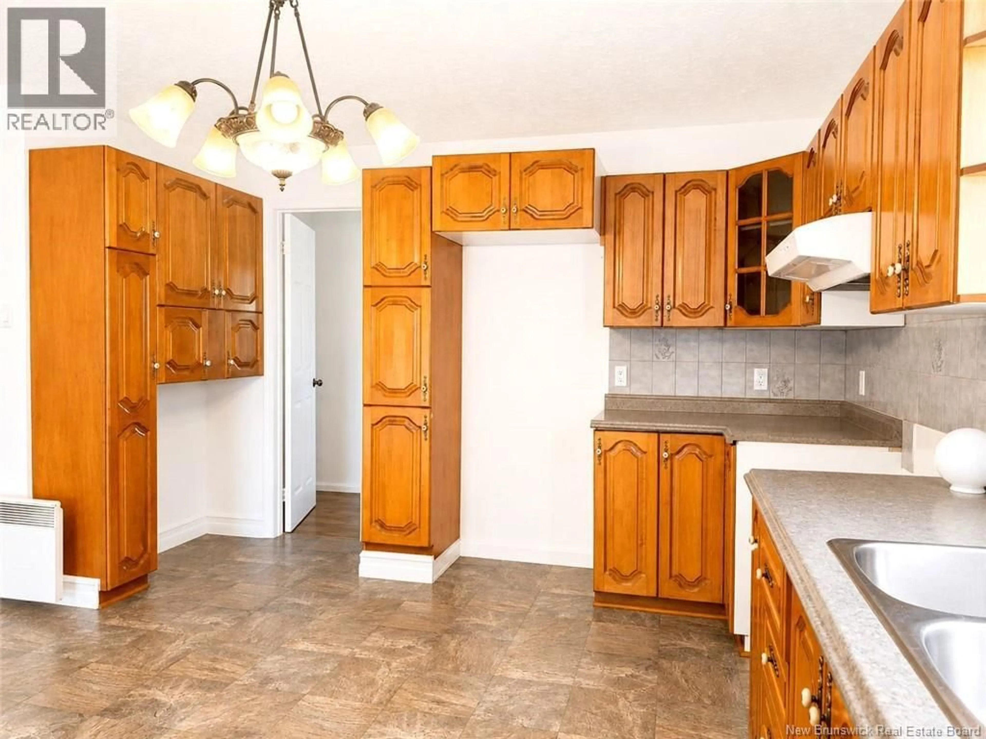 Standard kitchen, unknown for 340 AVE DU TRÉ CARRÉ, Shippagan New Brunswick E8S1Y4