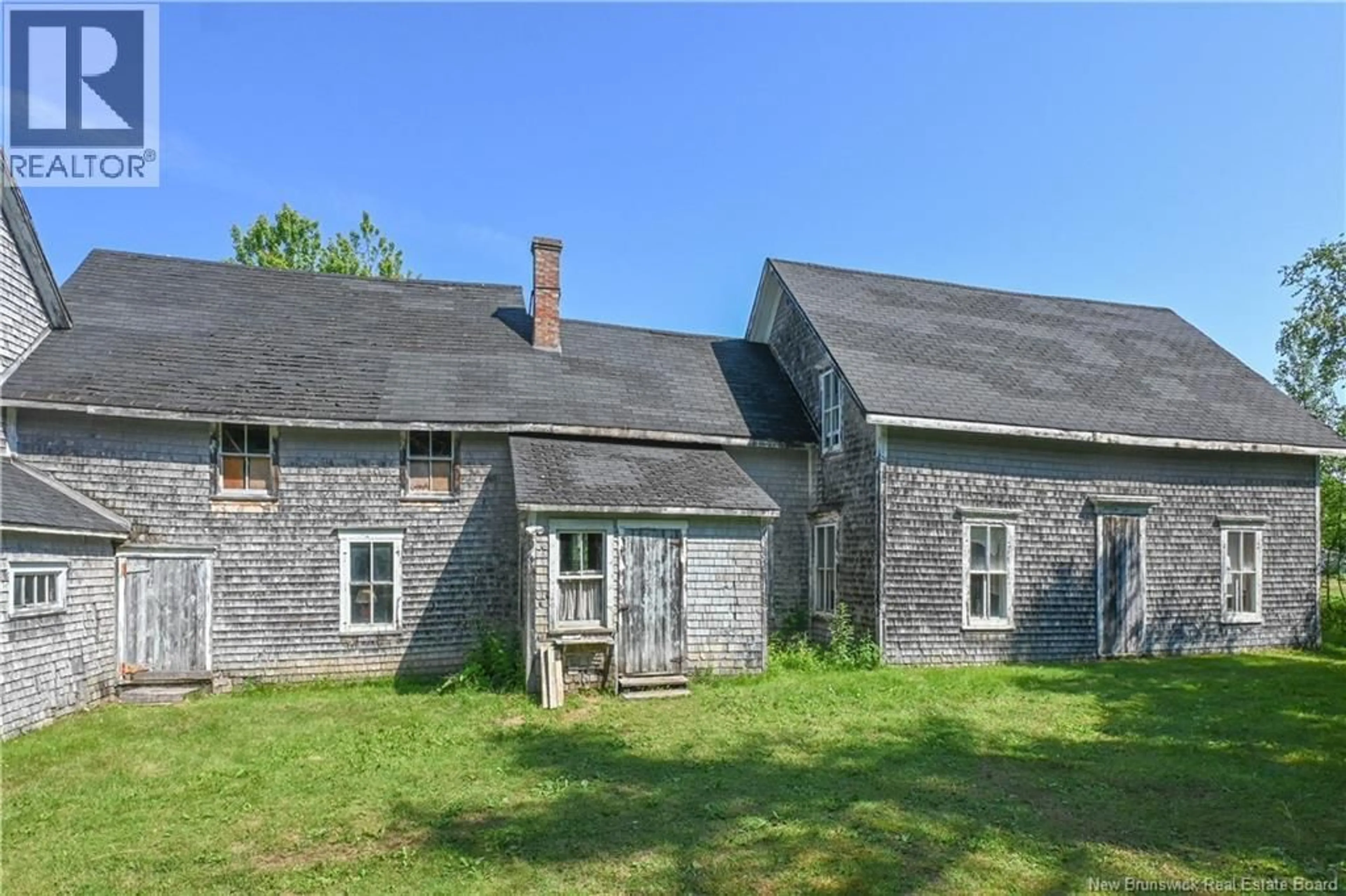 A pic from outside/outdoor area/front of a property/back of a property/a pic from drone, building for 325 SAVOIE STREET, Caraquet New Brunswick E1W1A3