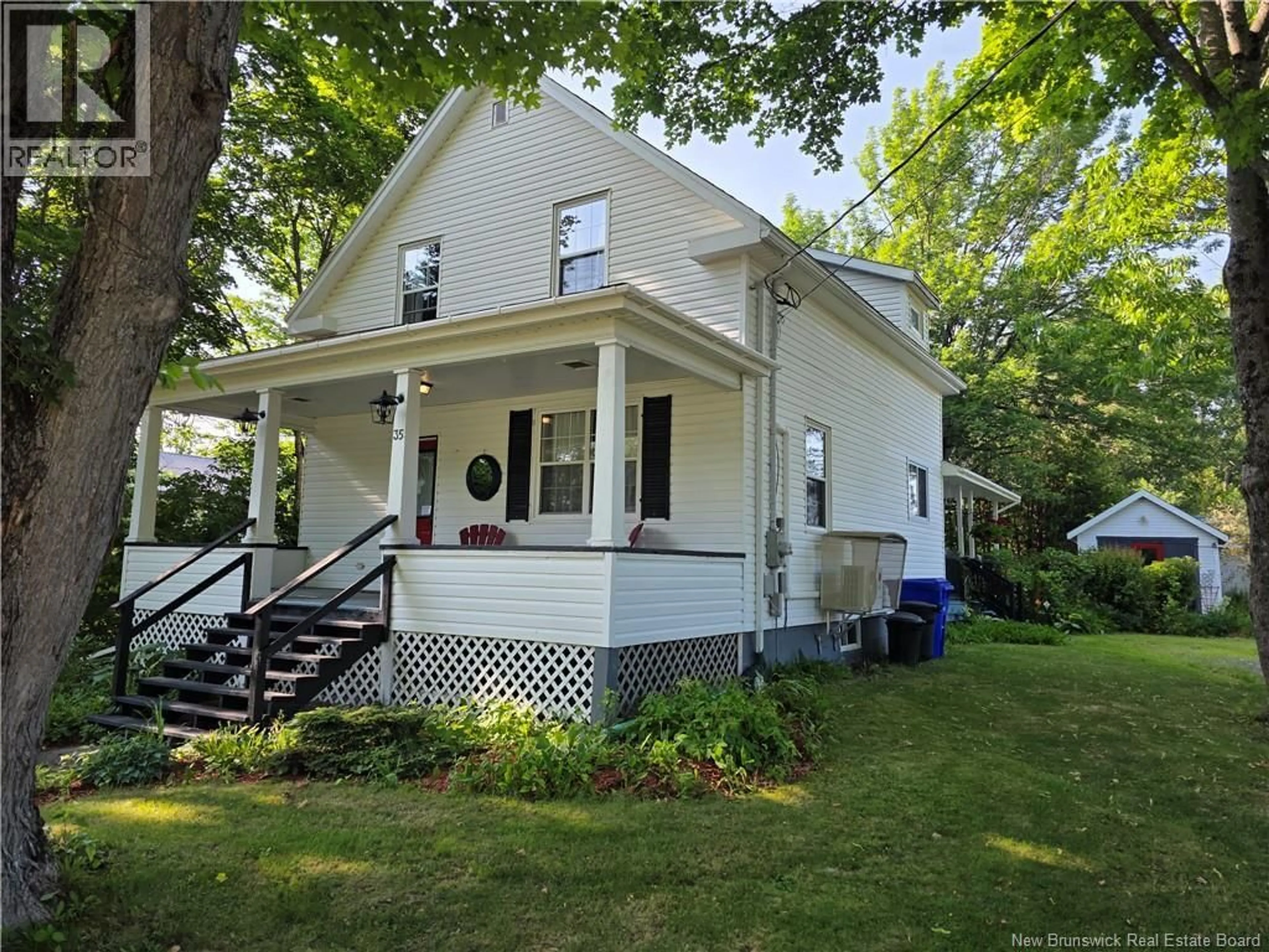 Home with vinyl exterior material, street for 35 QUEEN WEST STREET, St. Stephen New Brunswick E3L2K2