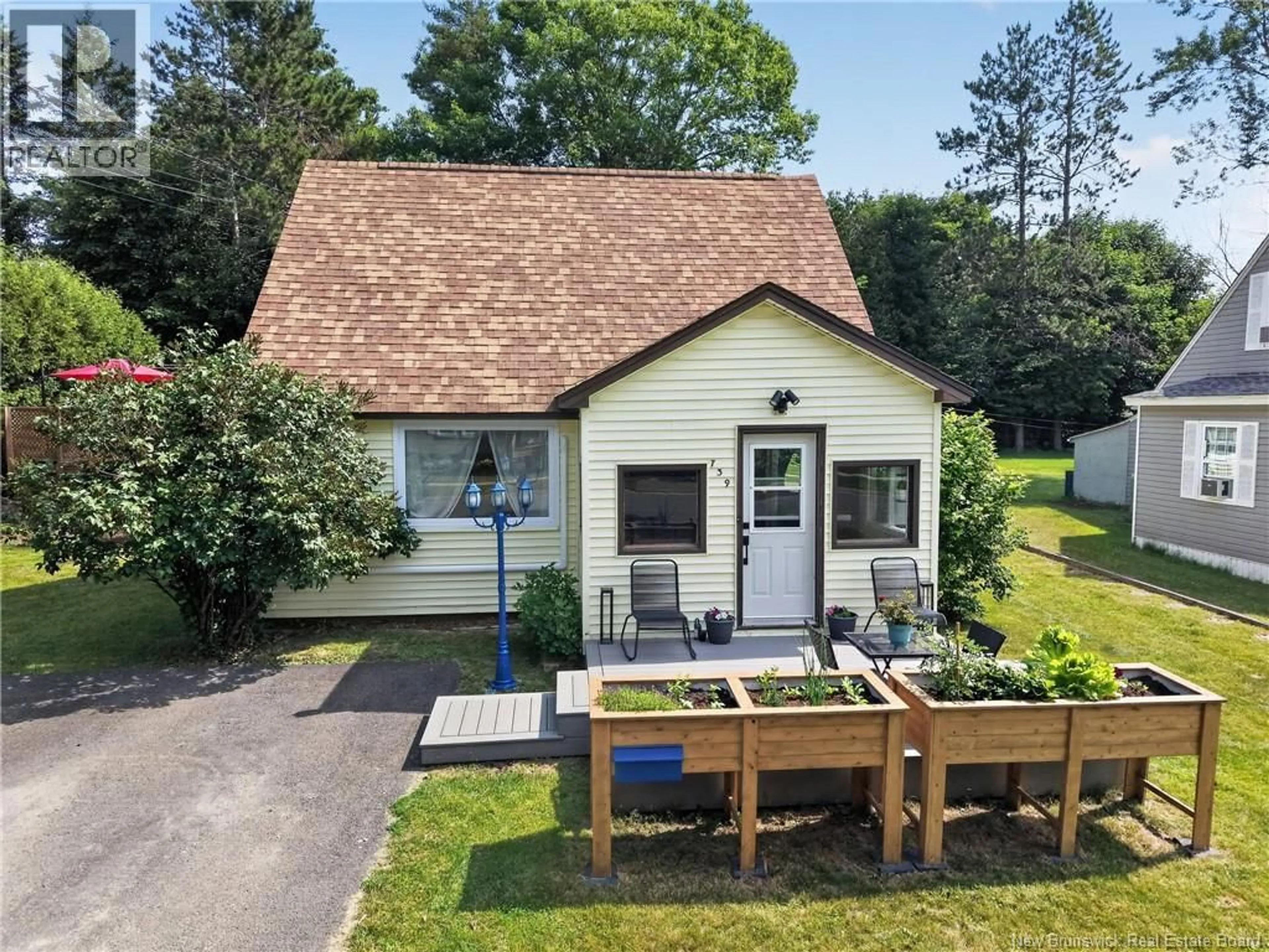 A pic from outside/outdoor area/front of a property/back of a property/a pic from drone, street for 739 ATHLONE STREET, Fredericton New Brunswick E3A3A8