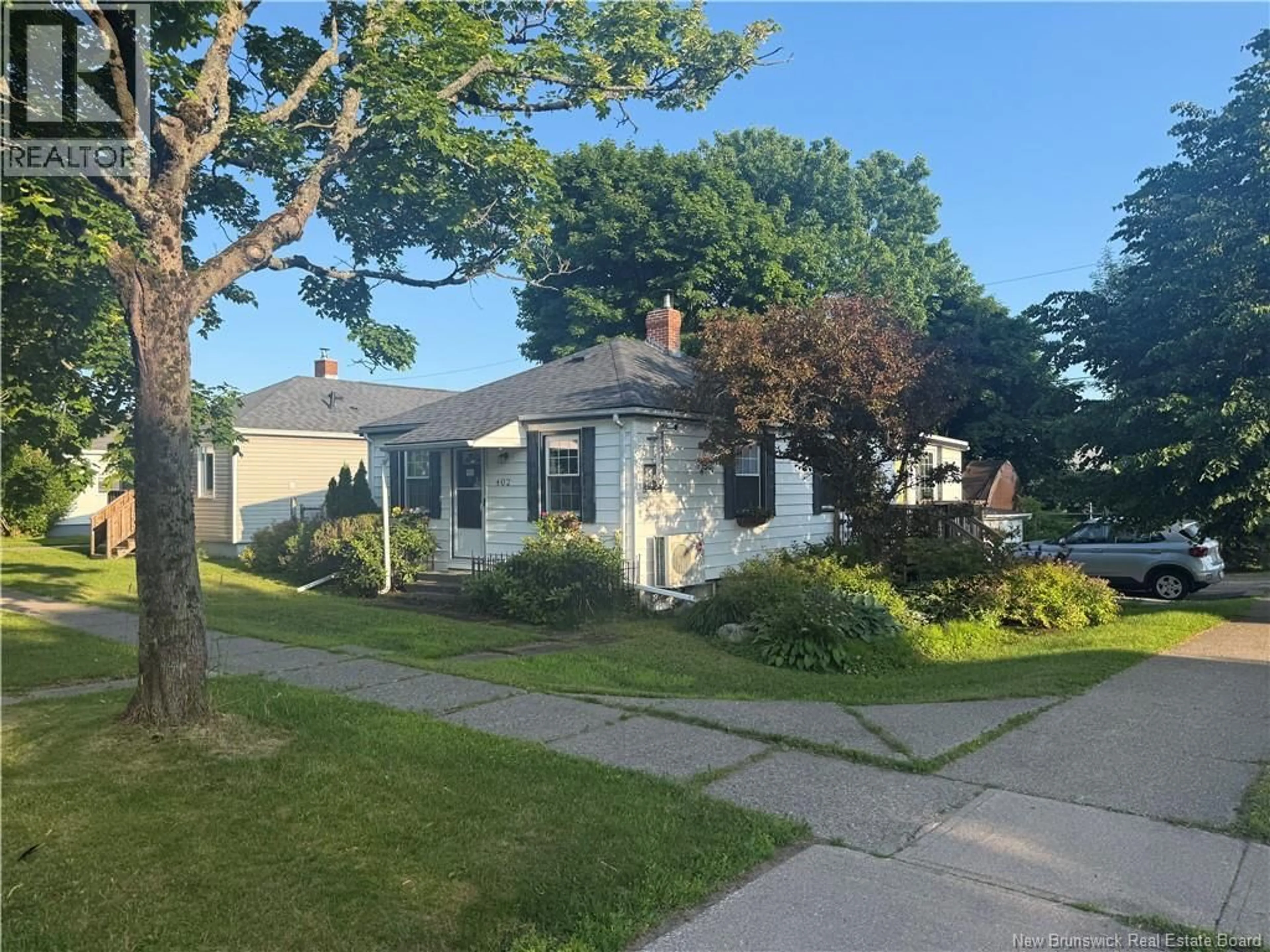 A pic from outside/outdoor area/front of a property/back of a property/a pic from drone, street for 402 ARGYLE STREET, Saint John New Brunswick E2M3A7